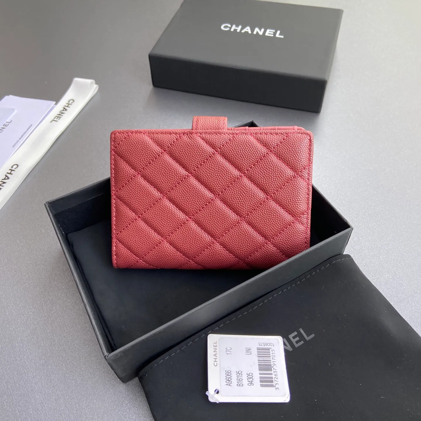 [Premium Hardware Original Leather] ¥440 Xiaoxiang Passport Holder Series Quilted with iconic metal logo Gold tone metal hardware, special Italian imported leather 4 card slots, 1 small zipper pocket. 1 banknote compartment, 1 passport holder card slot No.: 96066 Burgundy fine ball gold Size: w10×h14×d2cm