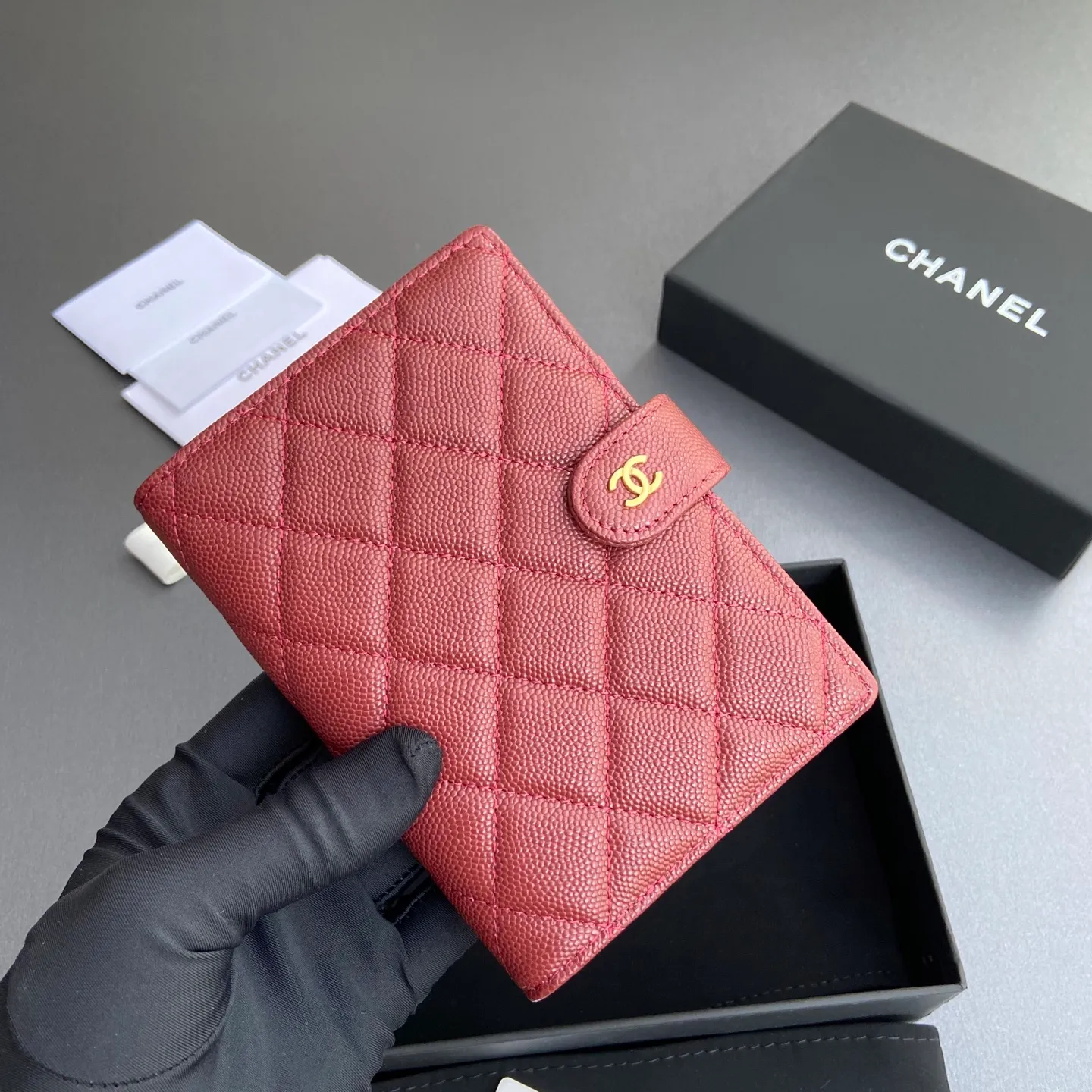 [Premium Hardware Original Leather] ¥440 Xiaoxiang Passport Holder Series Quilted with iconic metal logo Gold tone metal hardware, special Italian imported leather 4 card slots, 1 small zipper pocket. 1 banknote compartment, 1 passport holder card slot No.: 96066 Burgundy fine ball gold Size: w10×h14×d2cm
