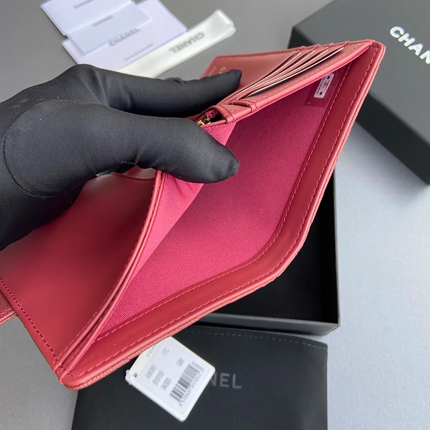[Premium Hardware Original Leather] ¥440 Xiaoxiang Passport Holder Series Quilted with iconic metal logo Gold tone metal hardware, special Italian imported leather 4 card slots, 1 small zipper pocket. 1 banknote compartment, 1 passport holder card slot No.: 96066 Burgundy fine ball gold Size: w10×h14×d2cm