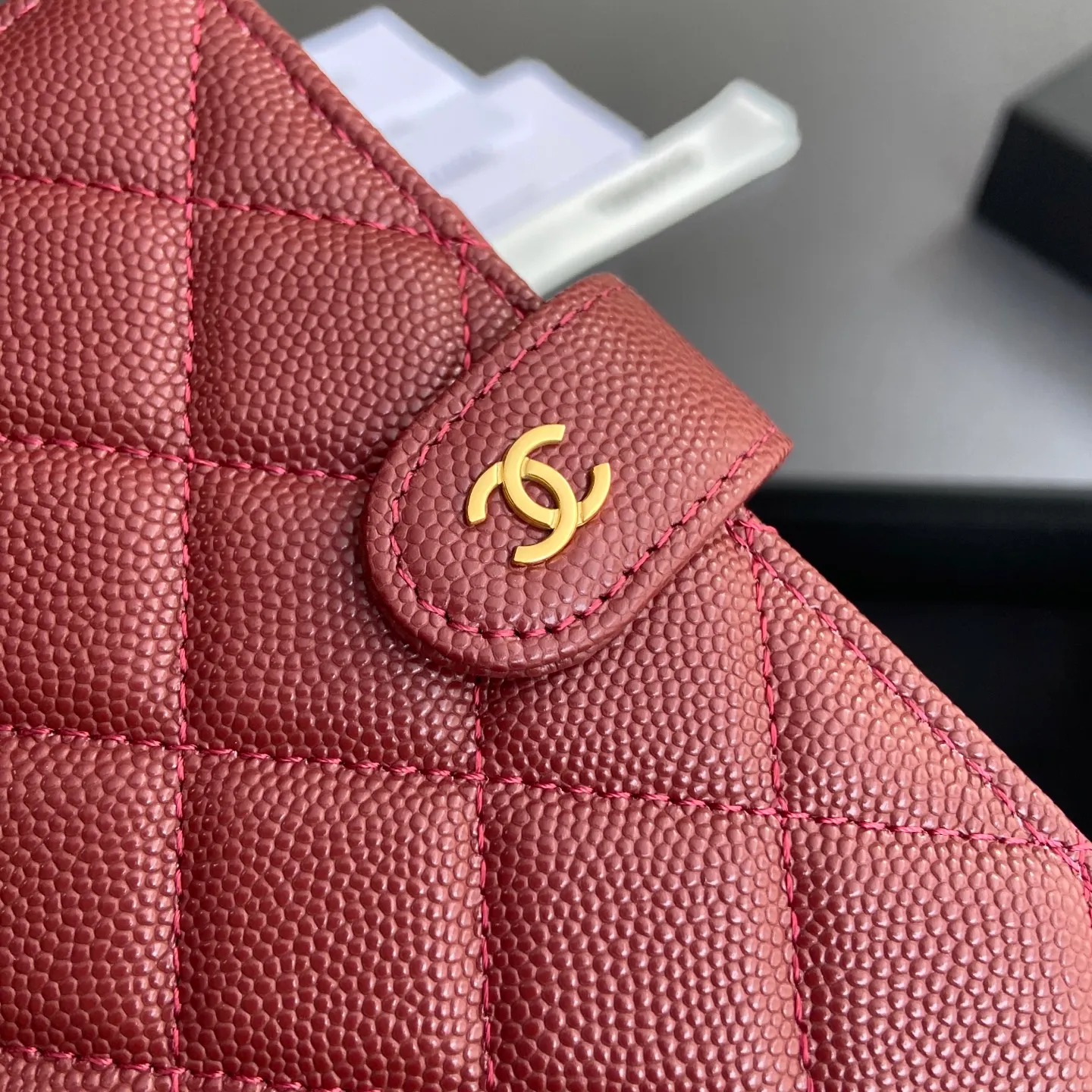 [Premium Hardware Original Leather] ¥440 Xiaoxiang Passport Holder Series Quilted with iconic metal logo Gold tone metal hardware, special Italian imported leather 4 card slots, 1 small zipper pocket. 1 banknote compartment, 1 passport holder card slot No.: 96066 Burgundy fine ball gold Size: w10×h14×d2cm