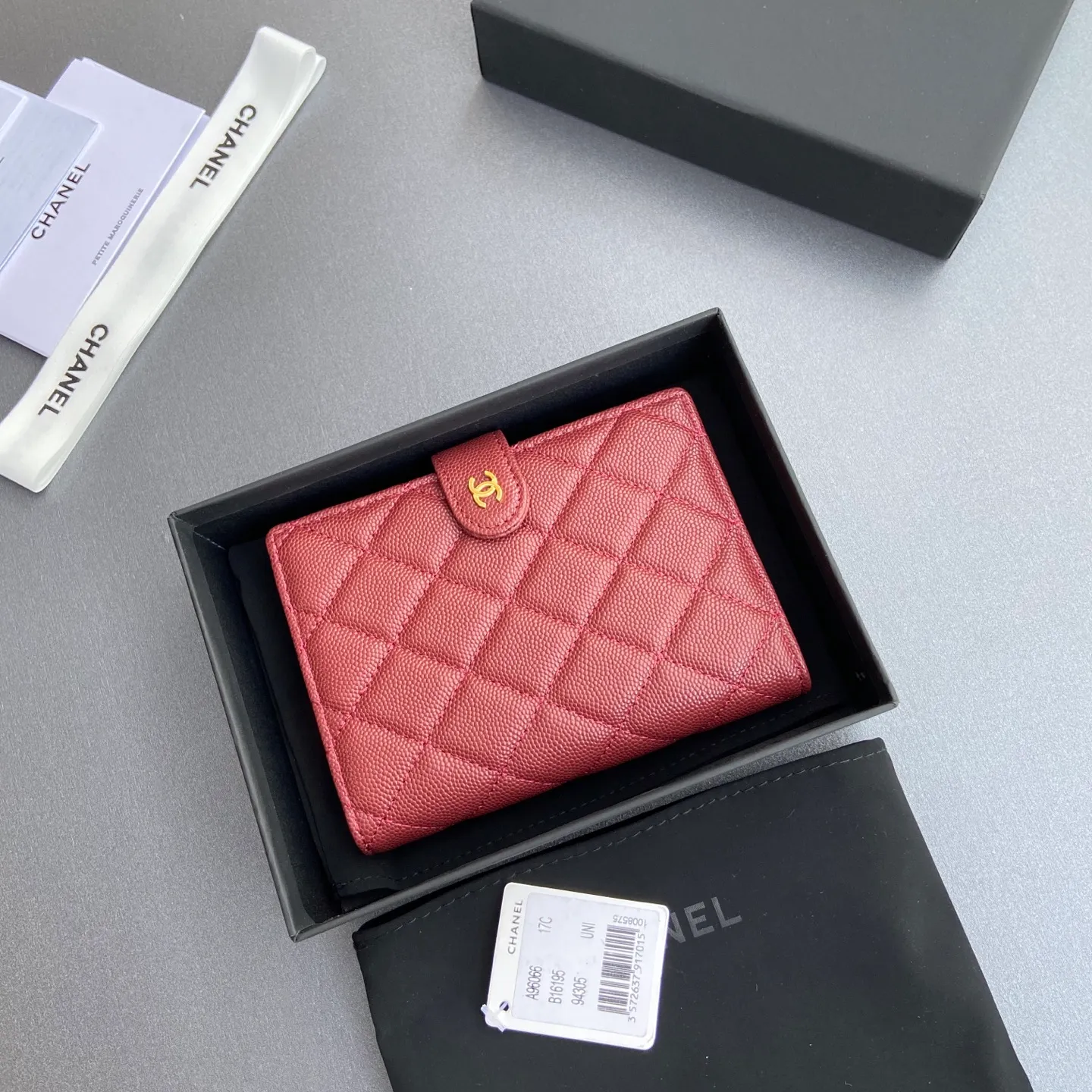 [Premium Hardware Original Leather] ¥440 Xiaoxiang Passport Holder Series Quilted with iconic metal logo Gold tone metal hardware, special Italian imported leather 4 card slots, 1 small zipper pocket. 1 banknote compartment, 1 passport holder card slot No.: 96066 Burgundy fine ball gold Size: w10×h14×d2cm