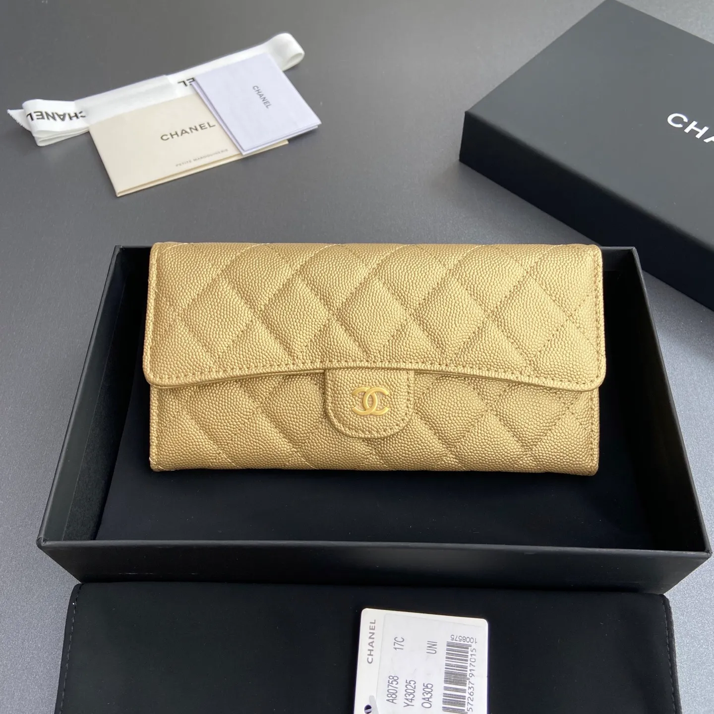Xiaoxiang imported Italian grained calfskin Item number: A80758 Price: 460 Size: w19×h10.5×3cm Color: Golden fine ball grain leather Golden steel mark