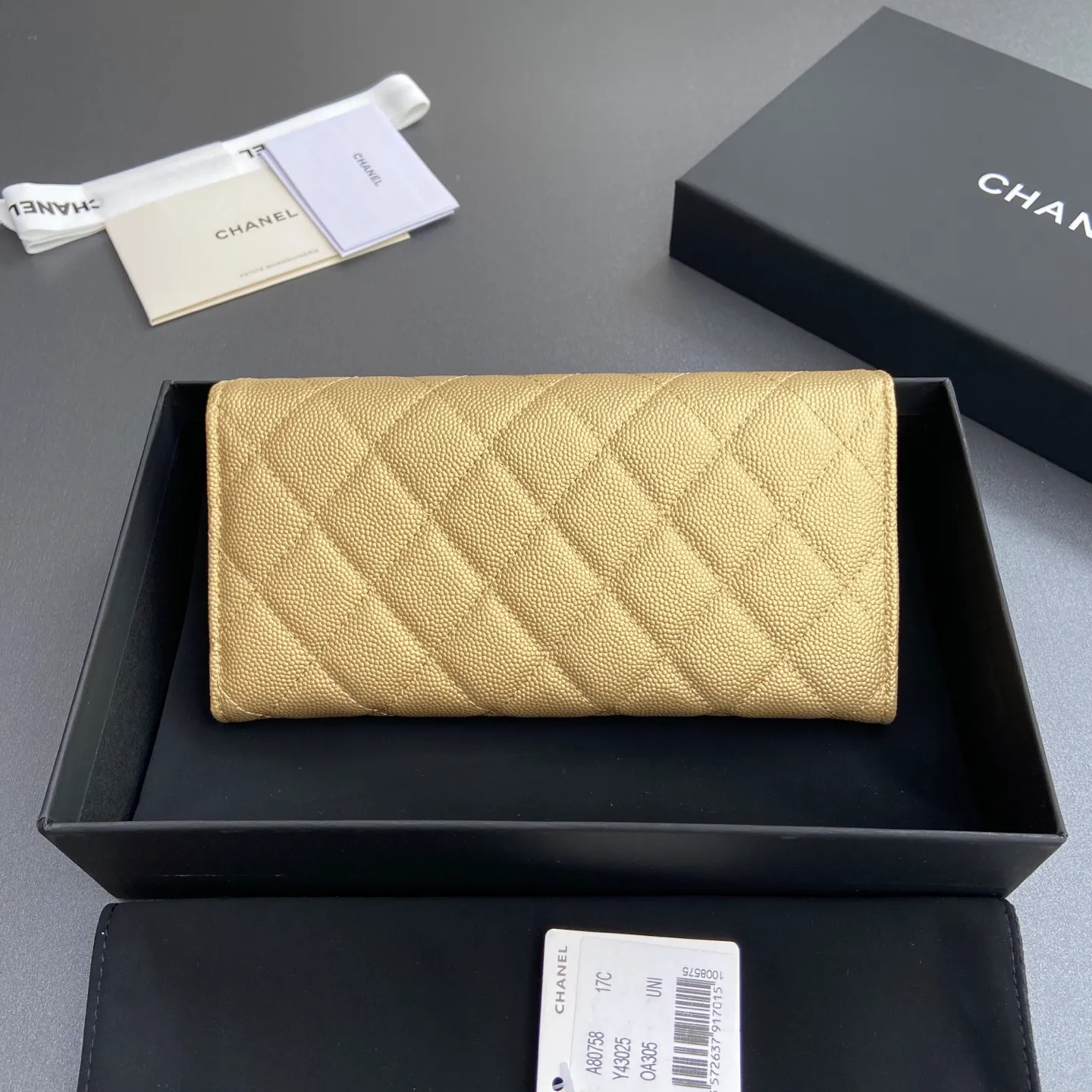 Xiaoxiang imported Italian grained calfskin Item number: A80758 Price: 460 Size: w19×h10.5×3cm Color: Golden fine ball grain leather Golden steel mark
