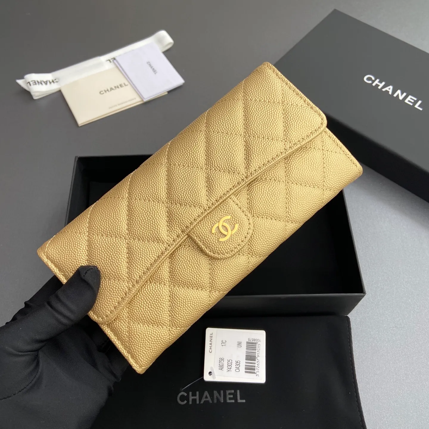 Xiaoxiang imported Italian grained calfskin Item number: A80758 Price: 460 Size: w19×h10.5×3cm Color: Golden fine ball grain leather Golden steel mark