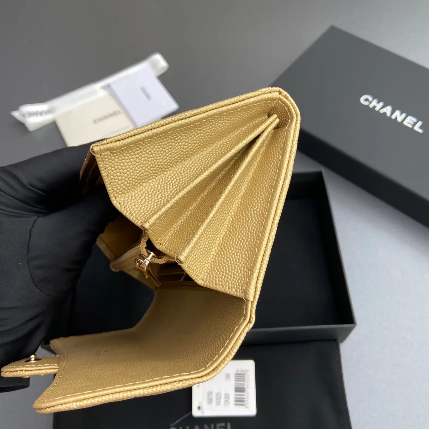 Xiaoxiang imported Italian grained calfskin Item number: A80758 Price: 460 Size: w19×h10.5×3cm Color: Golden fine ball grain leather Golden steel mark
