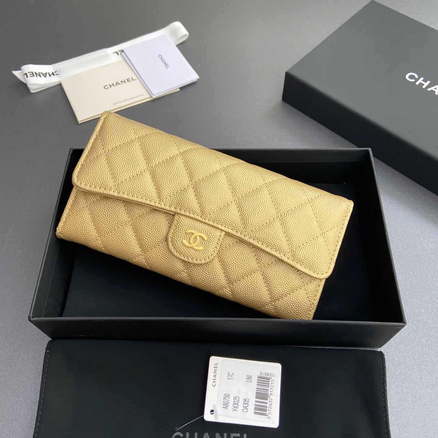 Xiaoxiang imported Italian grained calfskin Item number: A80758 Price: 460 Size: w19×h10.5×3cm Color: Golden fine ball grain leather Golden steel mark