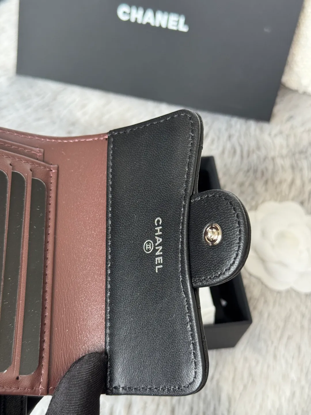 💰440💰 Lambskin CF short tri-fold wallet is now available! Chanel Grandma Xiang has 6 card slots, and there is a coin purse at the back, so you can put 2,000 Mao Zedong without any trouble at all! Delicate leather and gold hardware! Full of fashion sense, very fashionable, can be held in hand, can be put in the bag, very good for storage. Style number: 82288, size 10.5*11.5*3cm, color as shown in the picture, exclusive real shot