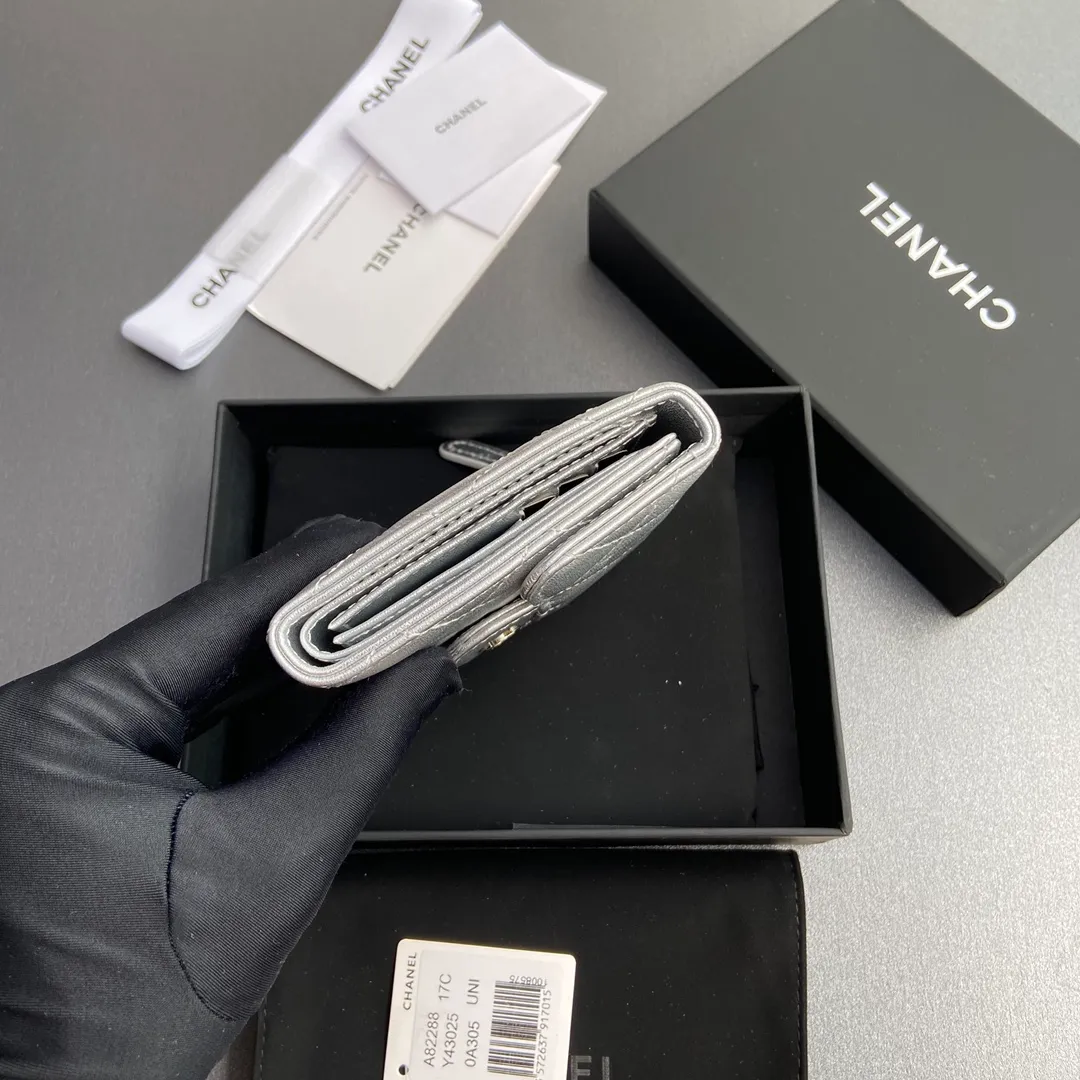 [Imported leather from Italy] ¥440 Special silver sheep leather Silver tone metal hardware 6 card slots 1 banknote compartment 1 coin zipper bag No.: 82288 Size: w10.5×h11.5×d3cm