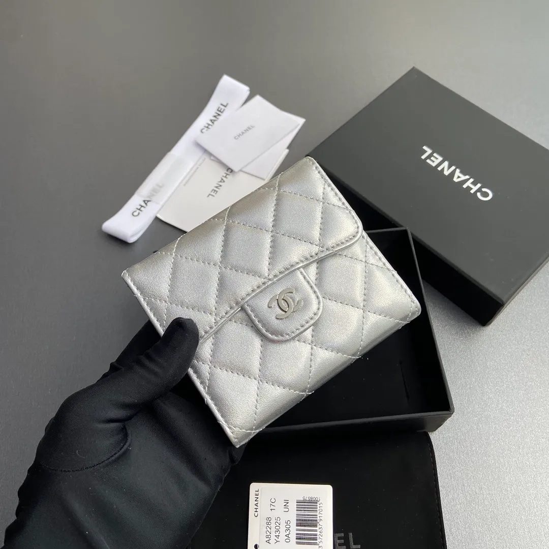 [Imported leather from Italy] ¥440 Special silver sheep leather Silver tone metal hardware 6 card slots 1 banknote compartment 1 coin zipper bag No.: 82288 Size: w10.5×h11.5×d3cm