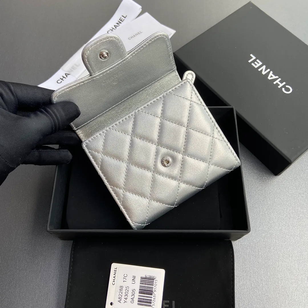 [Imported leather from Italy] ¥440 Special silver sheep leather Silver tone metal hardware 6 card slots 1 banknote compartment 1 coin zipper bag No.: 82288 Size: w10.5×h11.5×d3cm