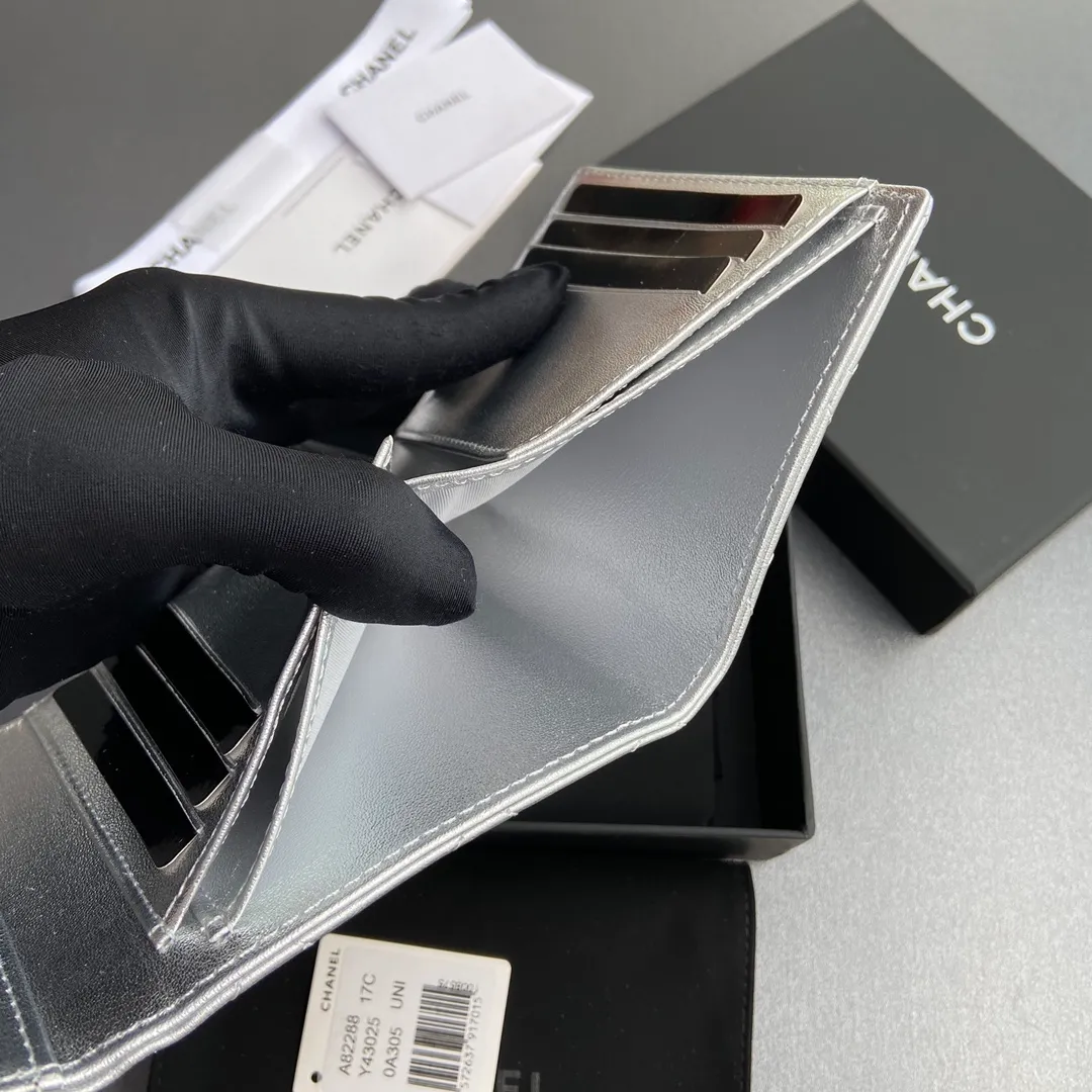 [Imported leather from Italy] ¥440 Special silver sheep leather Silver tone metal hardware 6 card slots 1 banknote compartment 1 coin zipper bag No.: 82288 Size: w10.5×h11.5×d3cm
