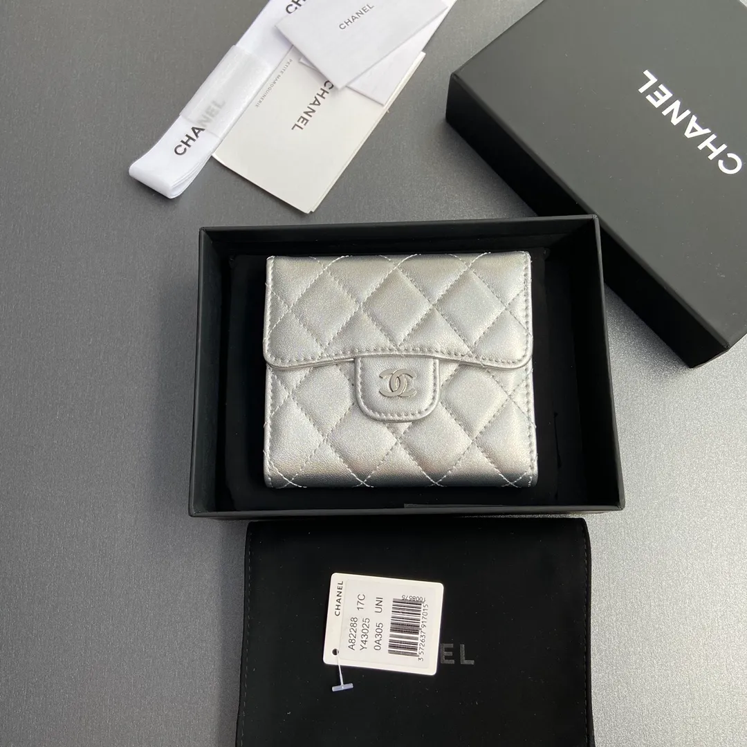 [Imported leather from Italy] ¥440 Special silver sheep leather Silver tone metal hardware 6 card slots 1 banknote compartment 1 coin zipper bag No.: 82288 Size: w10.5×h11.5×d3cm