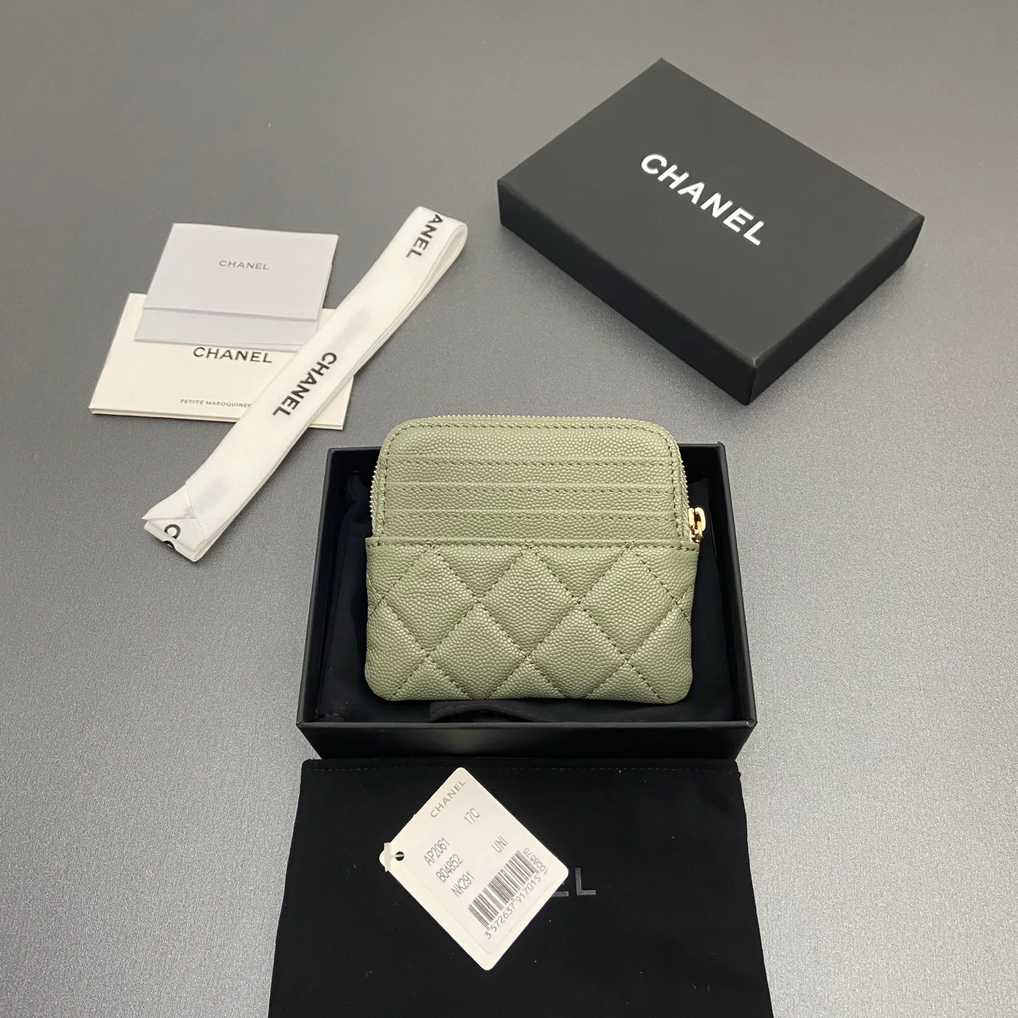 [Special grade hardware original leather] ¥380 Xiaoxiang small zipper bag card holder series Quilted card holder/wallet with iconic metal logo Gold tone metal hardware, special Italian imported leather 5 card slots, 1 small zipper bag No.: 2061 Greek green thin ball light gold hardware Size: w11.5×h10×d2cm