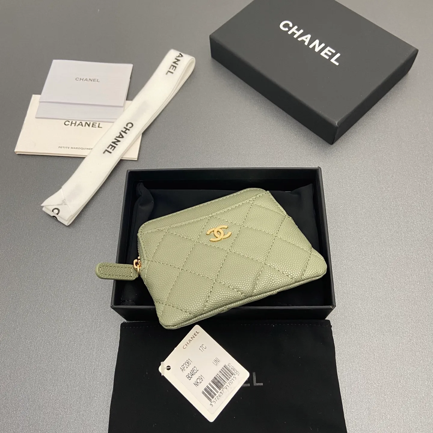 [Special grade hardware original leather] ¥380 Xiaoxiang small zipper bag card holder series Quilted card holder/wallet with iconic metal logo Gold tone metal hardware, special Italian imported leather 5 card slots, 1 small zipper bag No.: 2061 Greek green thin ball light gold hardware Size: w11.5×h10×d2cm