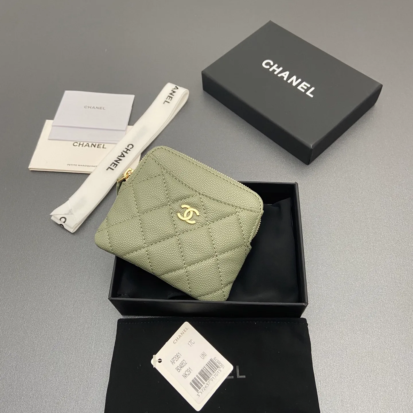 [Special grade hardware original leather] ¥380 Xiaoxiang small zipper bag card holder series Quilted card holder/wallet with iconic metal logo Gold tone metal hardware, special Italian imported leather 5 card slots, 1 small zipper bag No.: 2061 Greek green thin ball light gold hardware Size: w11.5×h10×d2cm
