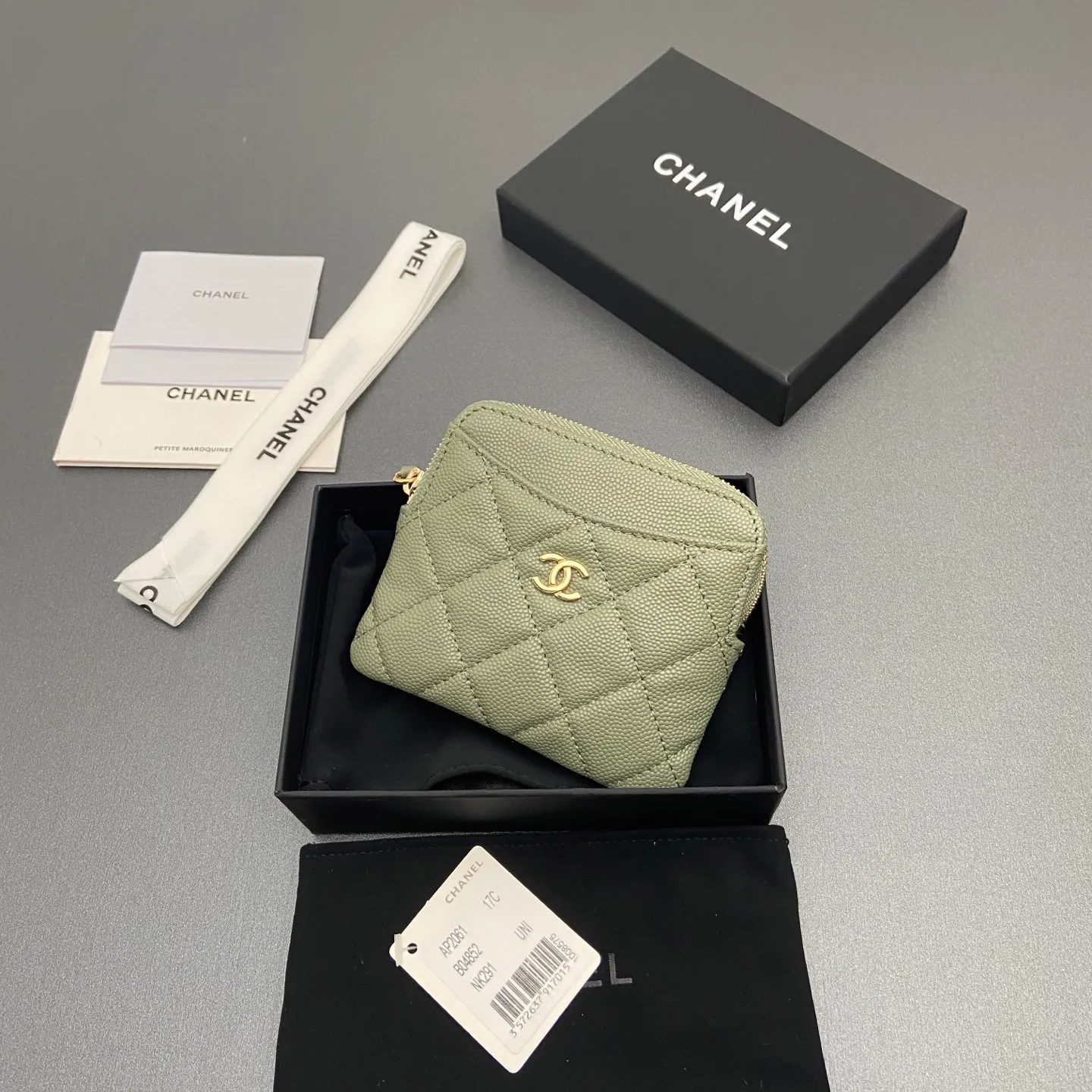 [Special grade hardware original leather] ¥380 Xiaoxiang small zipper bag card holder series Quilted card holder/wallet with iconic metal logo Gold tone metal hardware, special Italian imported leather 5 card slots, 1 small zipper bag No.: 2061 Greek green thin ball light gold hardware Size: w11.5×h10×d2cm