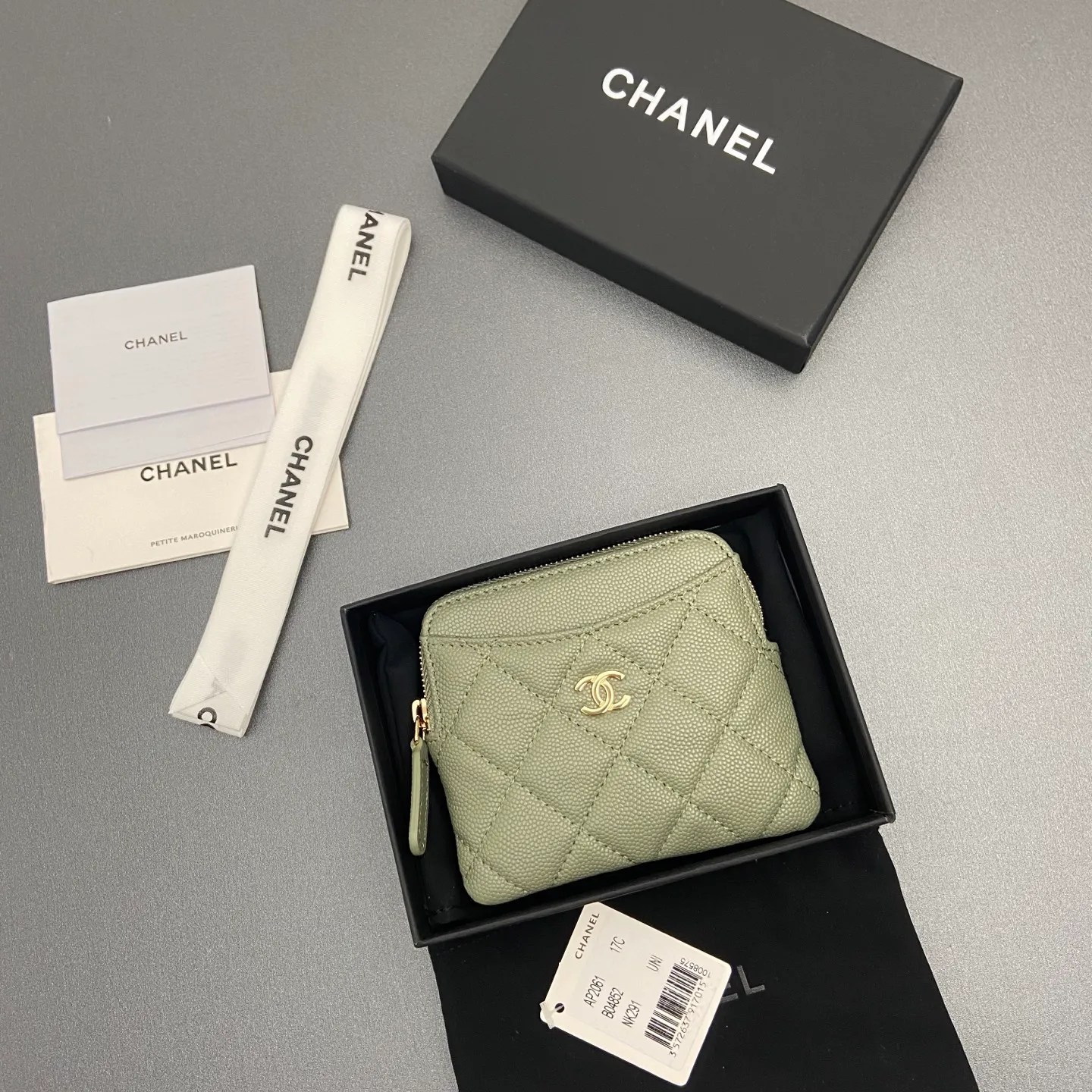 [Special grade hardware original leather] ¥380 Xiaoxiang small zipper bag card holder series Quilted card holder/wallet with iconic metal logo Gold tone metal hardware, special Italian imported leather 5 card slots, 1 small zipper bag No.: 2061 Greek green thin ball light gold hardware Size: w11.5×h10×d2cm