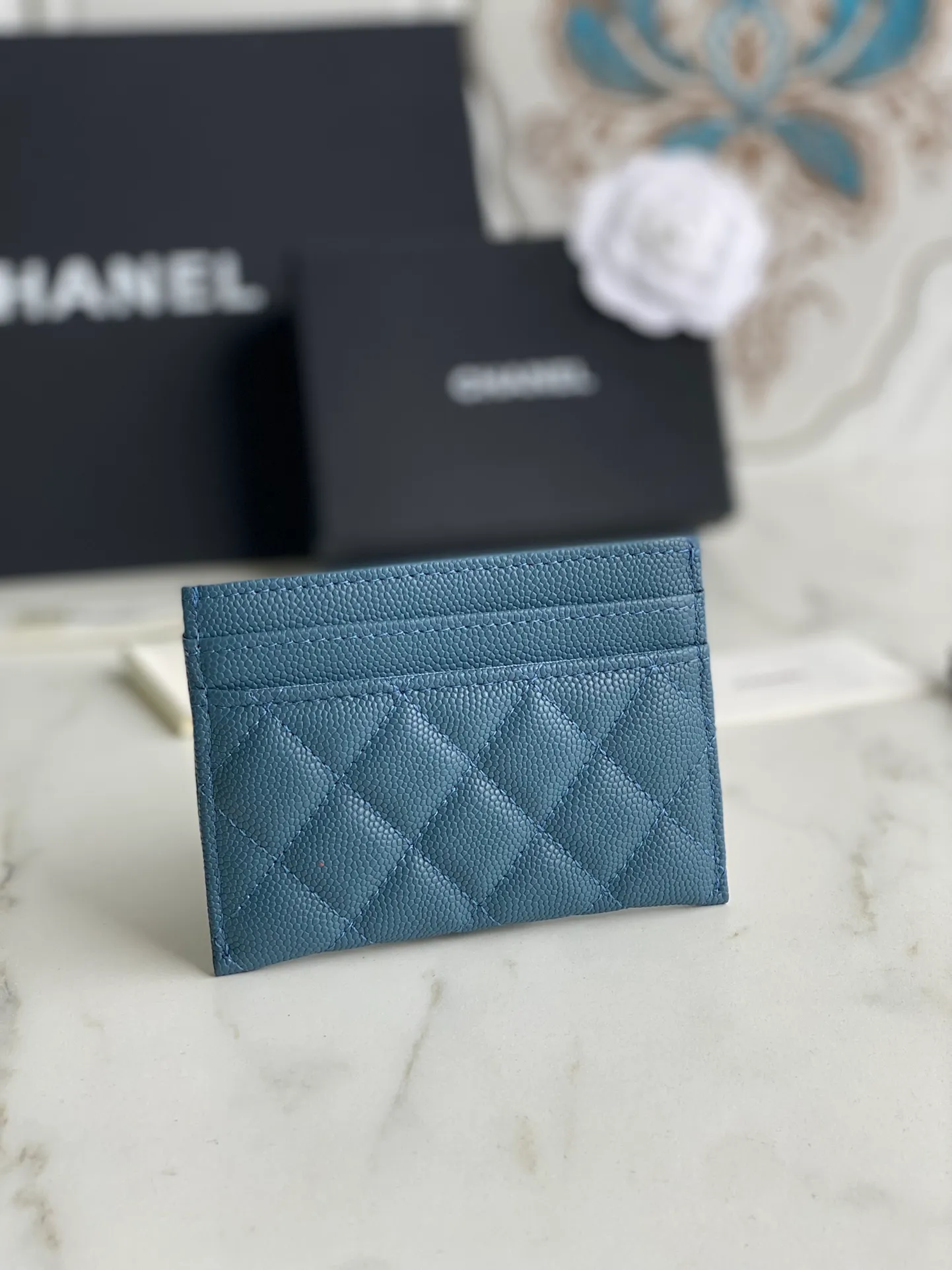 220💰[Original quality][With serial code] CHANEL’s new leboy card holder has arrived! The imported rhombus pattern is very attractive! The retro gilt buckle has an old-fashioned feel and is very fashionable and retro❤️This small card holder is very cost-effective and you can also put some change in the three card slots👍Model number: 84431 Size: 11×7.5×1cm