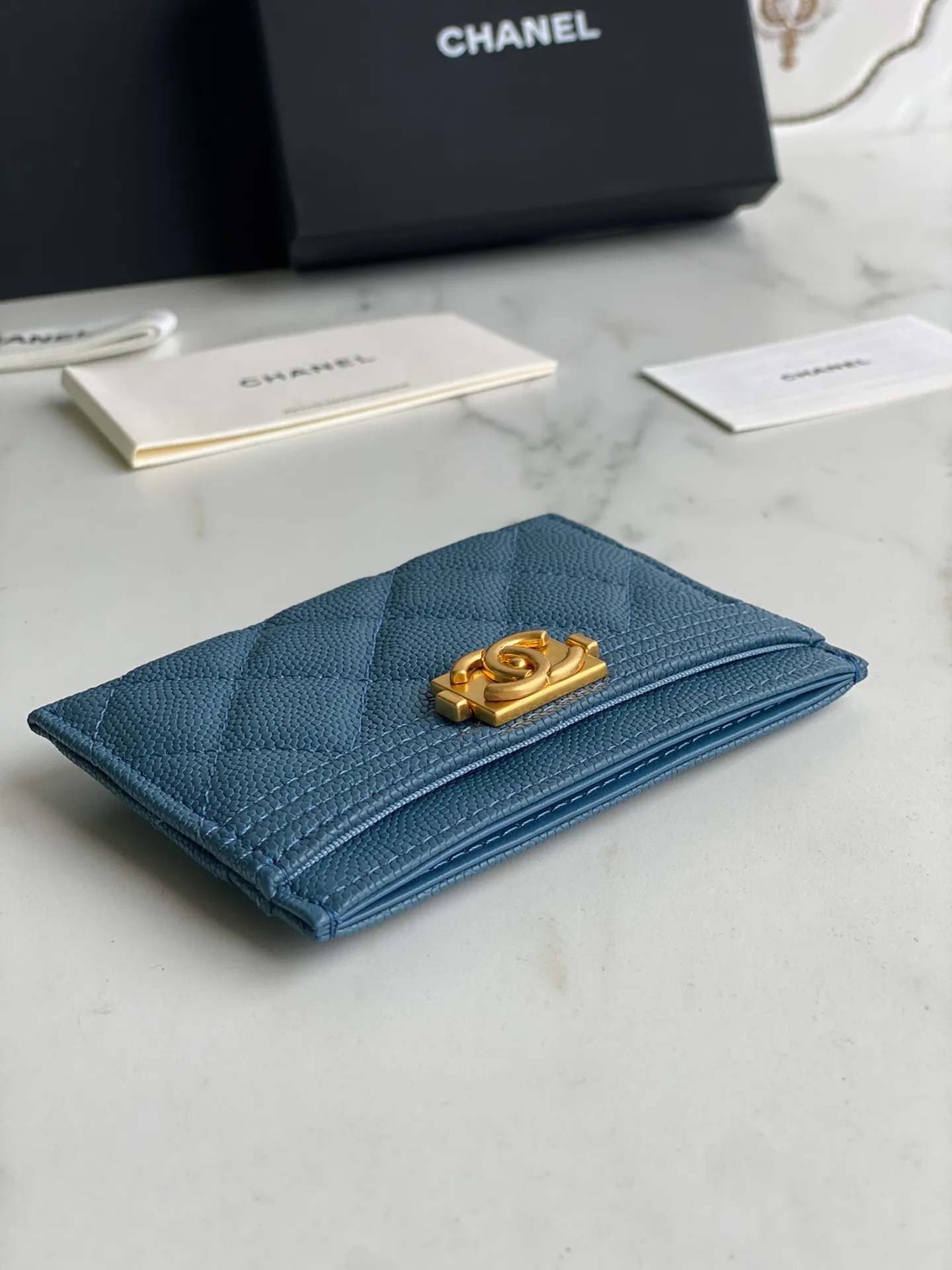 220💰[Original quality][With serial code] CHANEL’s new leboy card holder has arrived! The imported rhombus pattern is very attractive! The retro gilt buckle has an old-fashioned feel and is very fashionable and retro❤️This small card holder is very cost-effective and you can also put some change in the three card slots👍Model number: 84431 Size: 11×7.5×1cm