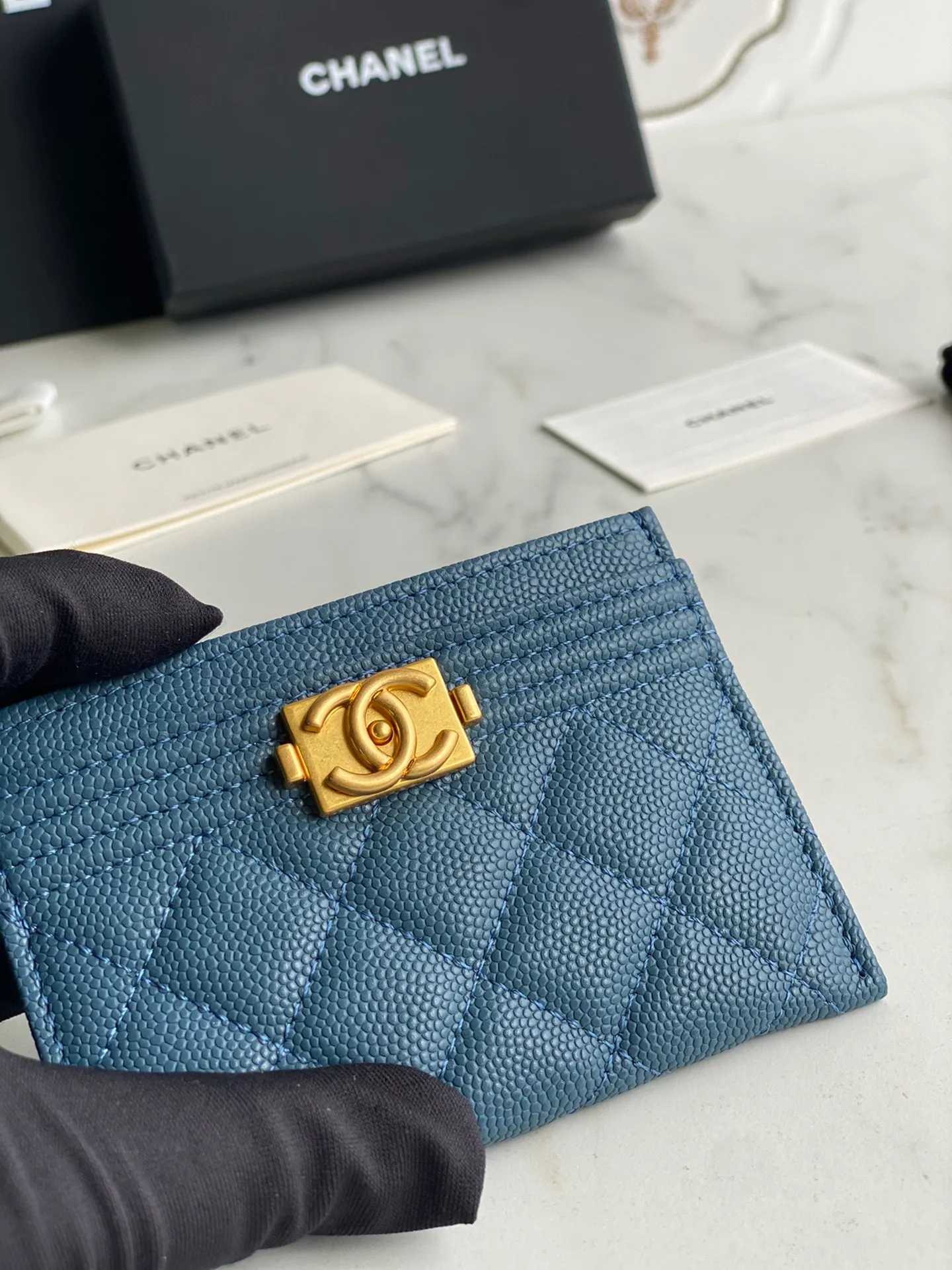 220💰[Original quality][With serial code] CHANEL’s new leboy card holder has arrived! The imported rhombus pattern is very attractive! The retro gilt buckle has an old-fashioned feel and is very fashionable and retro❤️This small card holder is very cost-effective and you can also put some change in the three card slots👍Model number: 84431 Size: 11×7.5×1cm