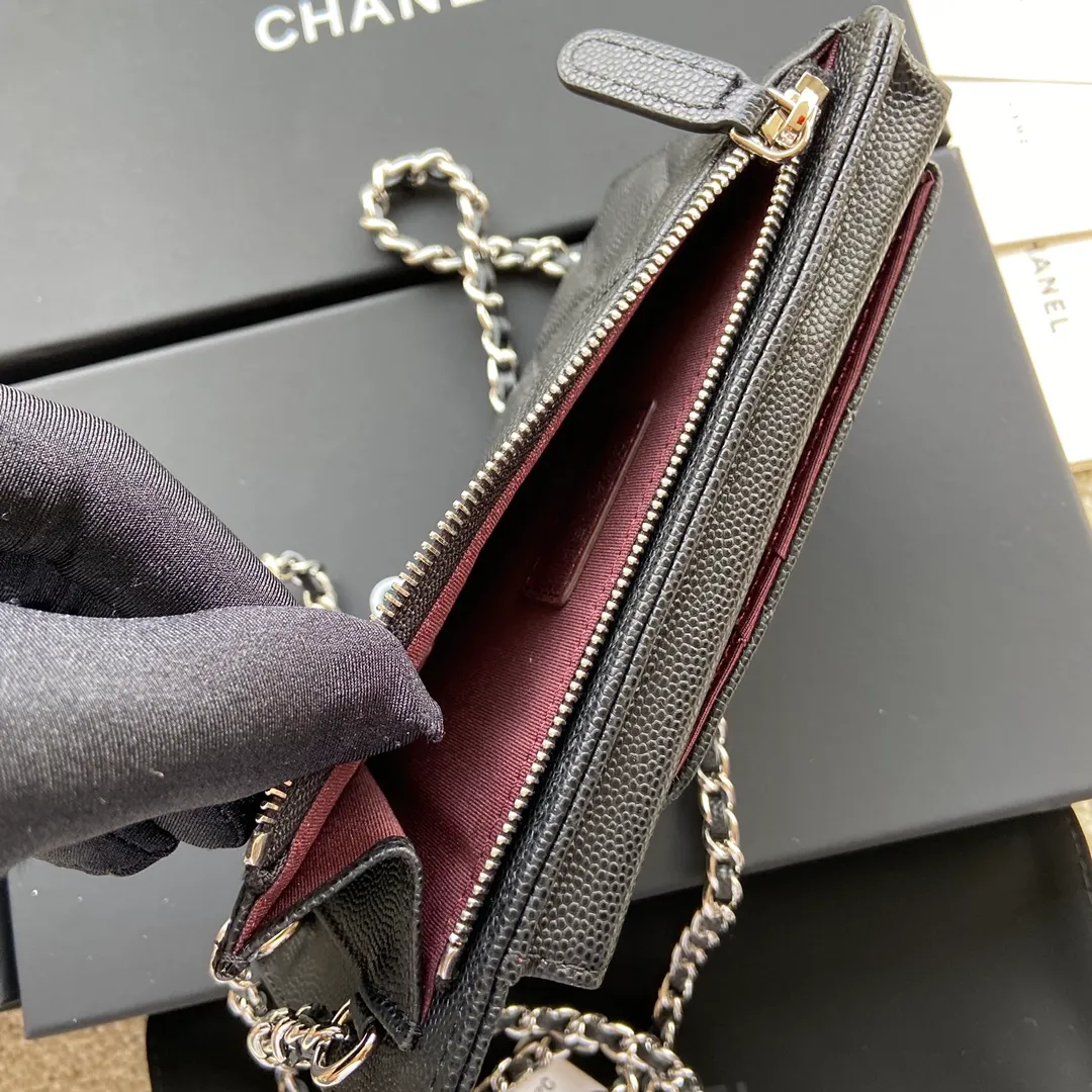 Xiaoxiang imported Italian grain cowhide Item number: AP1980 Price: 540 Color: black ball pattern silver buckle Size: w18.5×h9×d3cm