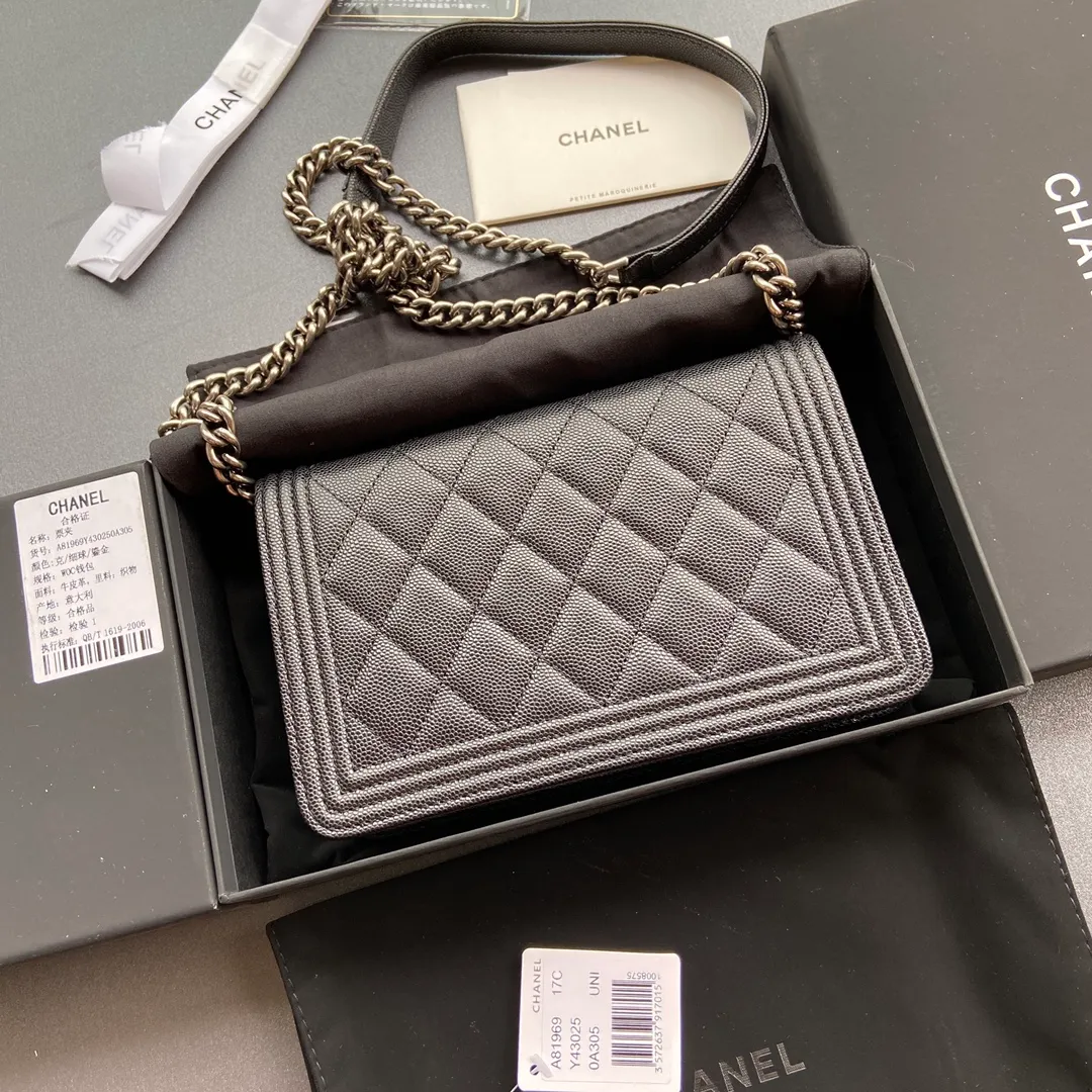 Woc series 𝑺𝒊𝒛𝒆: 19.5cm 💌Fashion and classic are integrated, never out of date. Leather: Original imported black fine ball grain cowhide Hardware: All steel ancient silver Size: w19.5×h13×d3.5 Model: 81969 P860