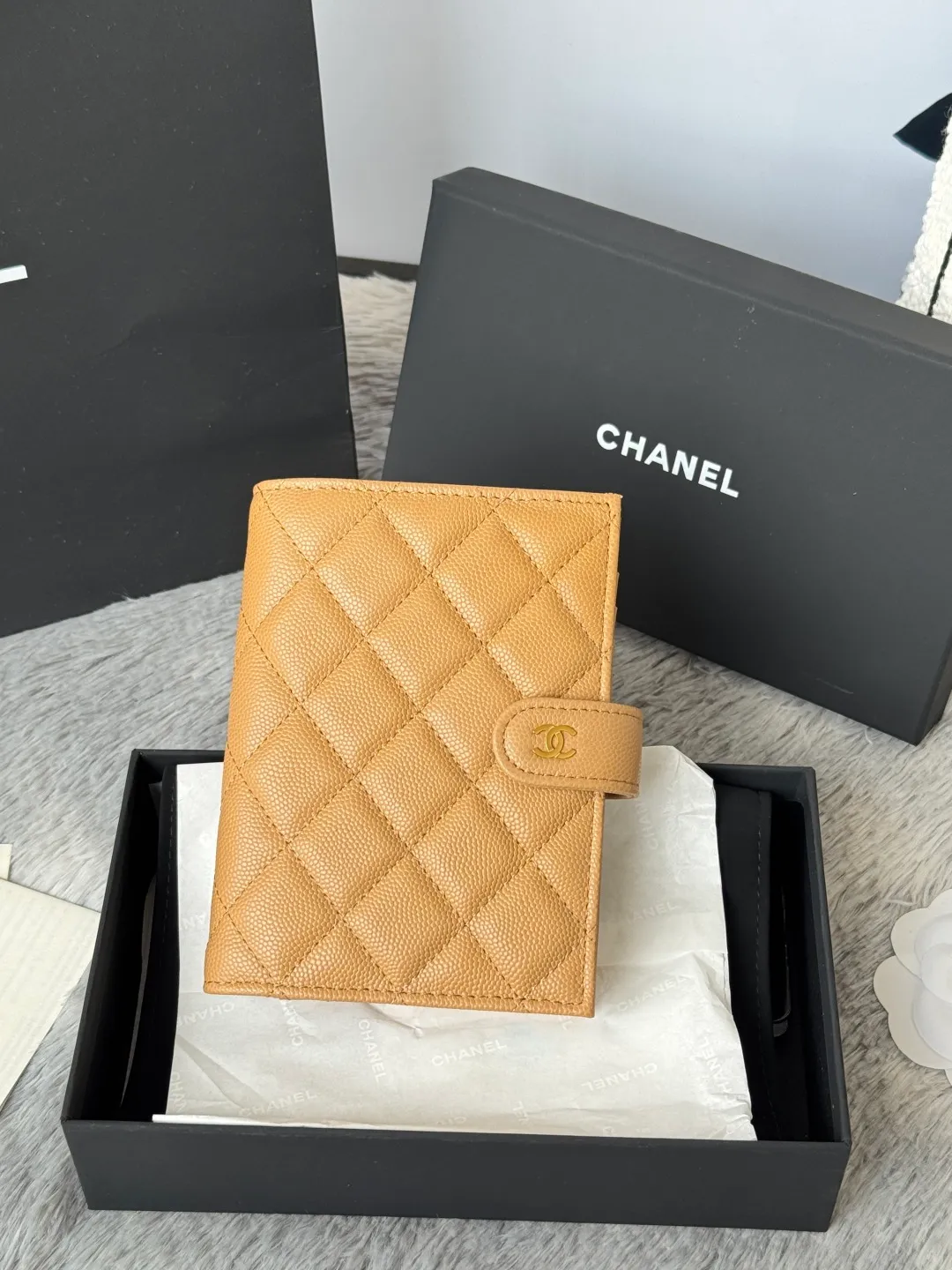 💰440💰4050 New product launched Passport wallet 2-in-1 passport holder that can hold cash, credit card and passport. CHANEL multifunctional passport holder, original quality, imported caviar, cowhide, color as shown in the picture, exclusive real shot, this design may also enter the classic series in the future. Style number: AP6392 Size: 15*10*3cm.