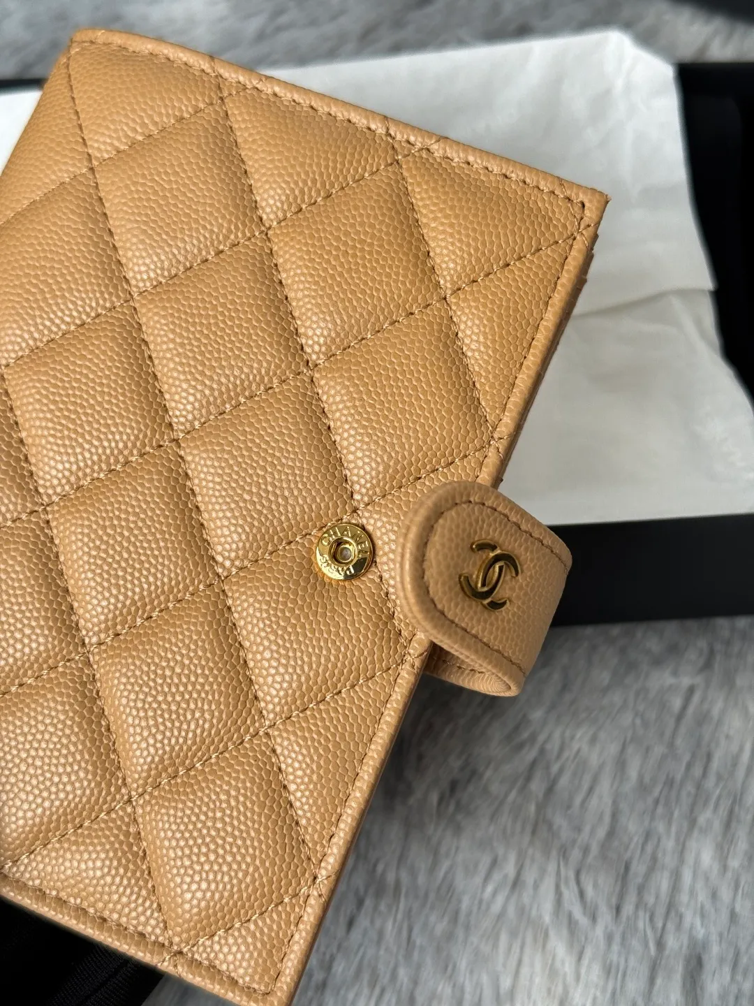 💰440💰4050 New product launched Passport wallet 2-in-1 passport holder that can hold cash, credit card and passport. CHANEL multifunctional passport holder, original quality, imported caviar, cowhide, color as shown in the picture, exclusive real shot, this design may also enter the classic series in the future. Style number: AP6392 Size: 15*10*3cm.