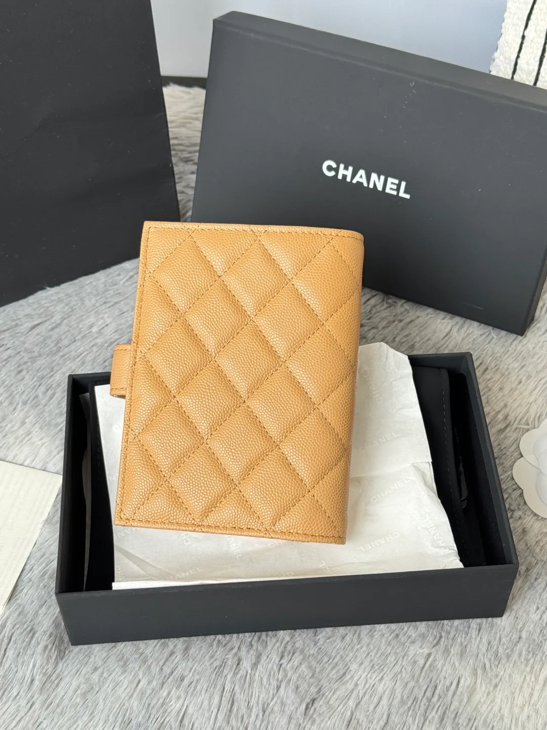 💰440💰4050 New product launched Passport wallet 2-in-1 passport holder that can hold cash, credit card and passport. CHANEL multifunctional passport holder, original quality, imported caviar, cowhide, color as shown in the picture, exclusive real shot, this design may also enter the classic series in the future. Style number: AP6392 Size: 15*10*3cm.