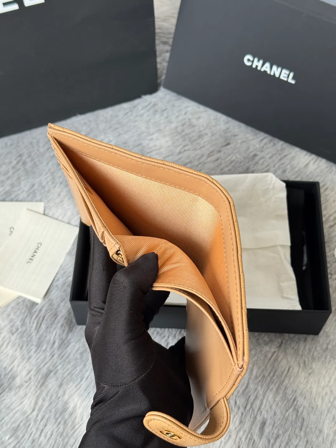 💰440💰4050 New product launched Passport wallet 2-in-1 passport holder that can hold cash, credit card and passport. CHANEL multifunctional passport holder, original quality, imported caviar, cowhide, color as shown in the picture, exclusive real shot, this design may also enter the classic series in the future. Style number: AP6392 Size: 15*10*3cm.