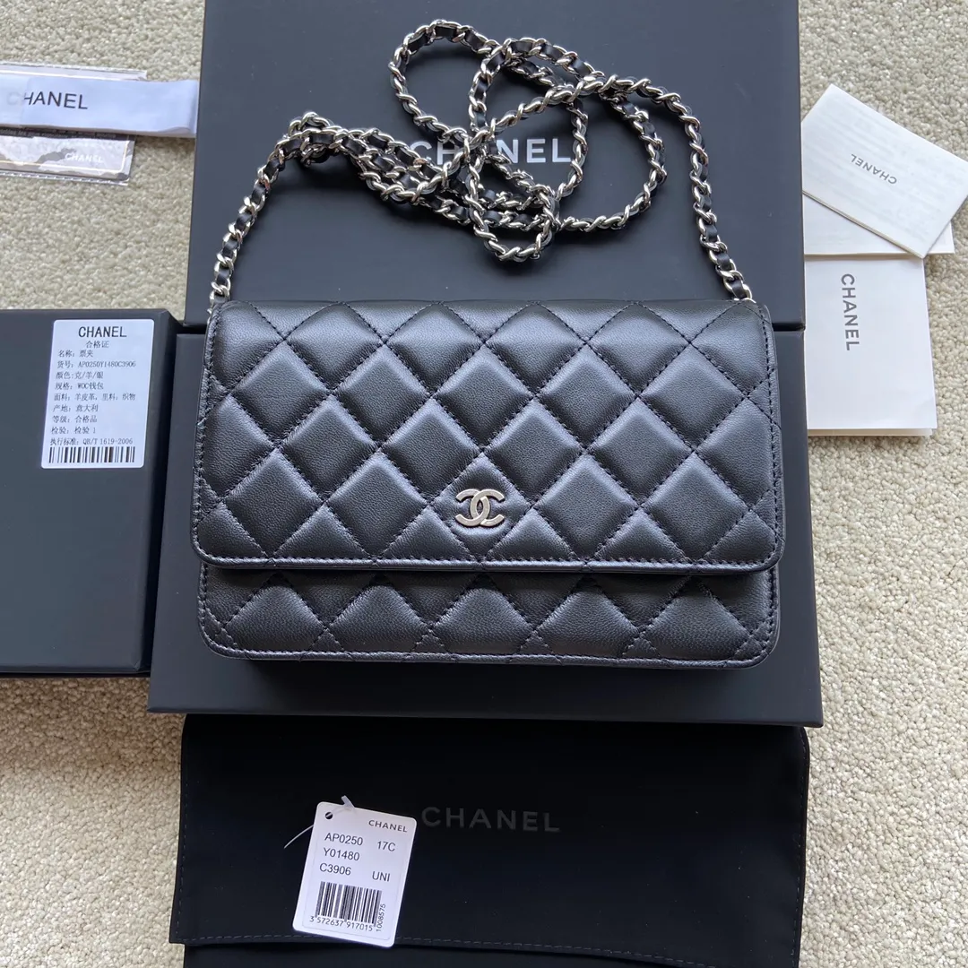 Xiaoxiang imported Italian lambskin Item number: A0250 💰: 640 Size: w20×h13×d3.5cm Color: black lambskin silver steel mark