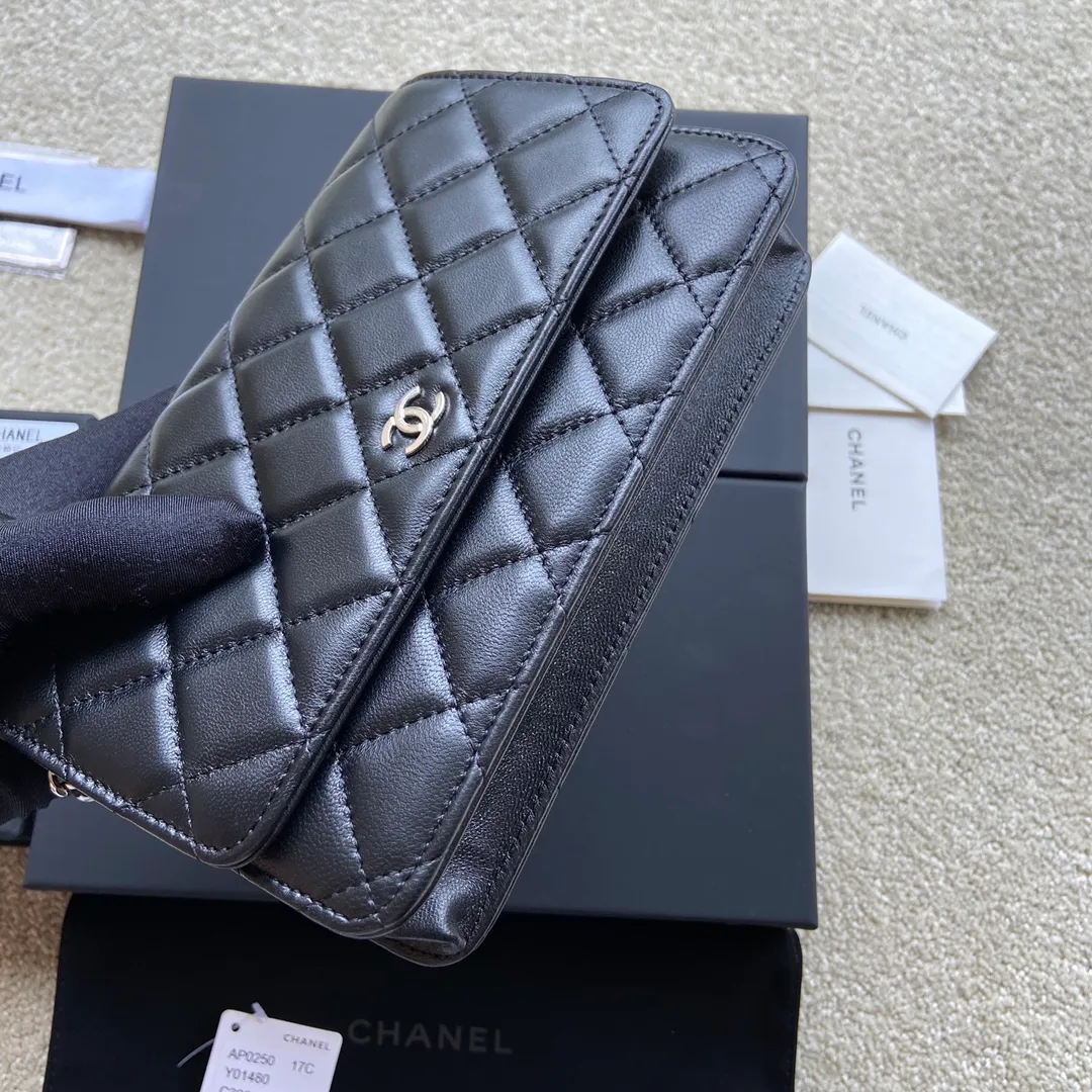 Xiaoxiang imported Italian lambskin Item number: A0250 💰: 640 Size: w20×h13×d3.5cm Color: black lambskin silver steel mark