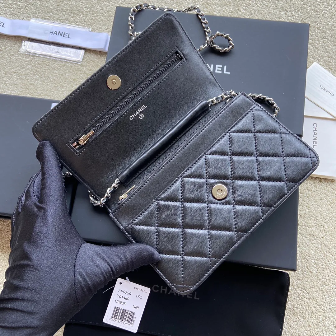 Xiaoxiang imported Italian lambskin Item number: A0250 💰: 640 Size: w20×h13×d3.5cm Color: black lambskin silver steel mark
