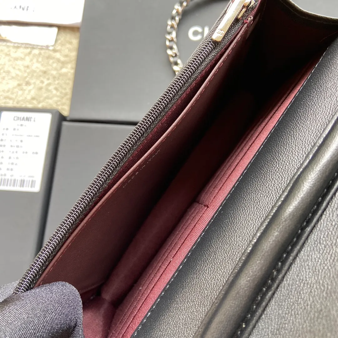 Xiaoxiang imported Italian lambskin Item number: A0250 💰: 640 Size: w20×h13×d3.5cm Color: black lambskin silver steel mark