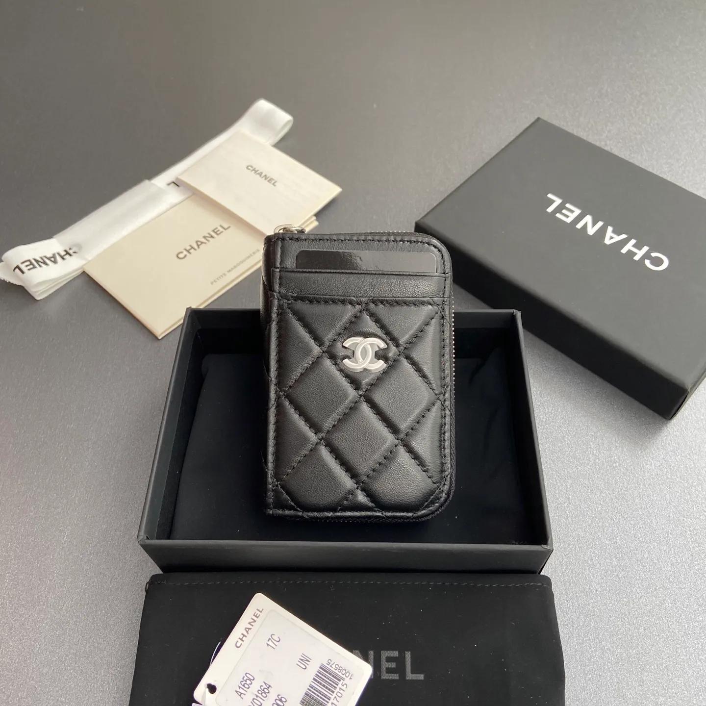 [Special grade hardware original leather] ¥280 Xiaoxiang small zipper bag card holder series with iconic metal logo, gold tone metal hardware, special Italian imported leather 2 card slots wallet bag, 4 card slots No.: 1650 Black sheepskin silver steel mark Size: w11×h7.5×2cm
