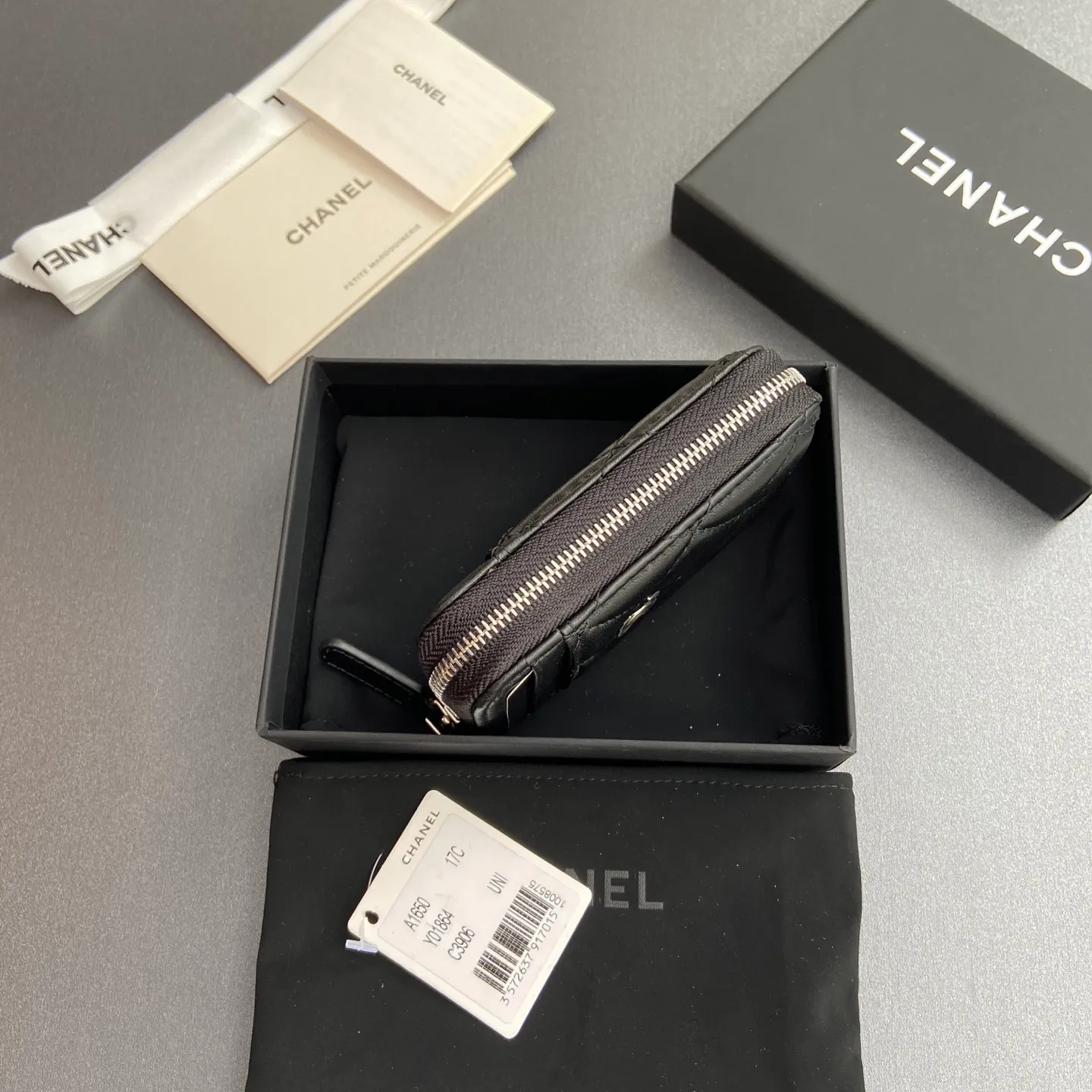 [Special grade hardware original leather] ¥280 Xiaoxiang small zipper bag card holder series with iconic metal logo, gold tone metal hardware, special Italian imported leather 2 card slots wallet bag, 4 card slots No.: 1650 Black sheepskin silver steel mark Size: w11×h7.5×2cm