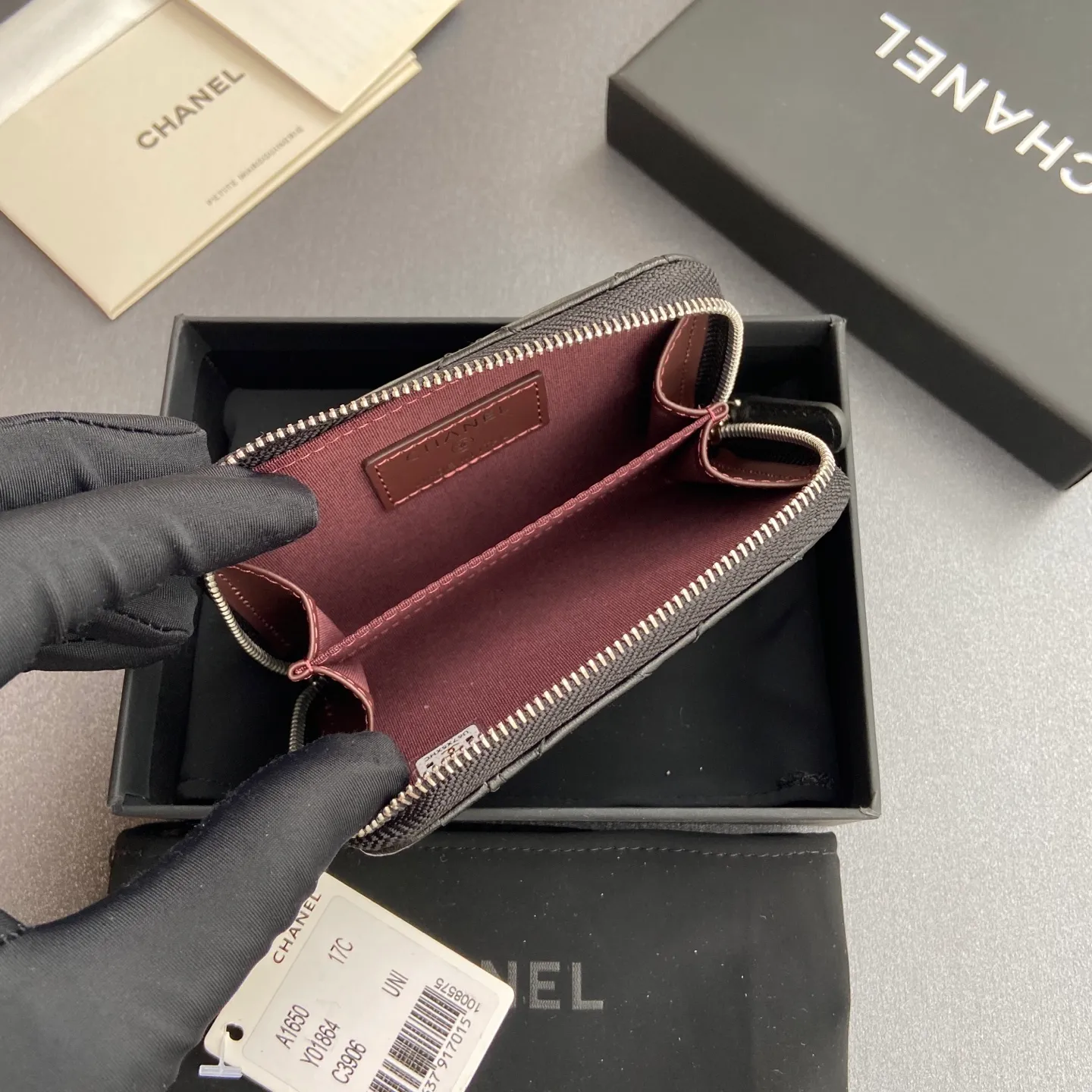 [Special grade hardware original leather] ¥280 Xiaoxiang small zipper bag card holder series with iconic metal logo, gold tone metal hardware, special Italian imported leather 2 card slots wallet bag, 4 card slots No.: 1650 Black sheepskin silver steel mark Size: w11×h7.5×2cm