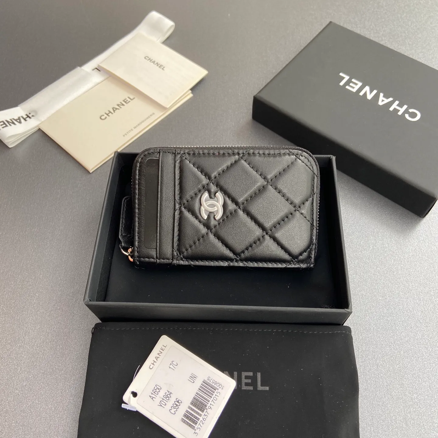 [Special grade hardware original leather] ¥280 Xiaoxiang small zipper bag card holder series with iconic metal logo, gold tone metal hardware, special Italian imported leather 2 card slots wallet bag, 4 card slots No.: 1650 Black sheepskin silver steel mark Size: w11×h7.5×2cm