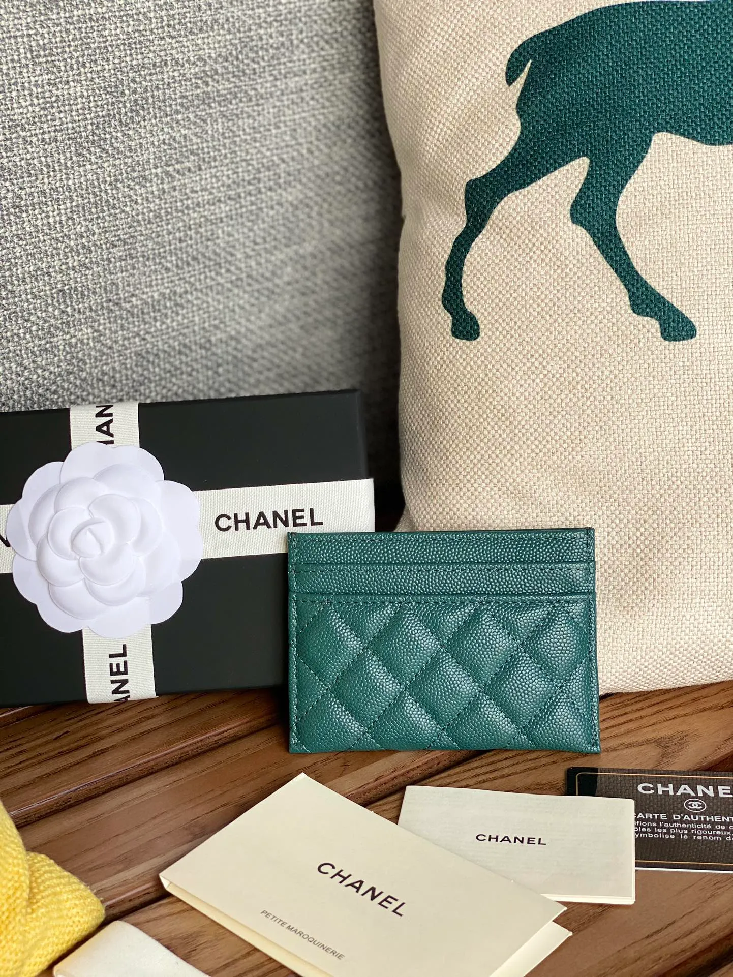 220💰CHANEL’s new leboy card holder has arrived! The imported rhombus pattern is very attractive! The retro gold buckle has an old-fashioned feel and is very fashionable and retro❤️This small card holder is very cost-effective, and you can also put some change in the three card slots👍Model number: 84431 Size: 11×7.5×1cm