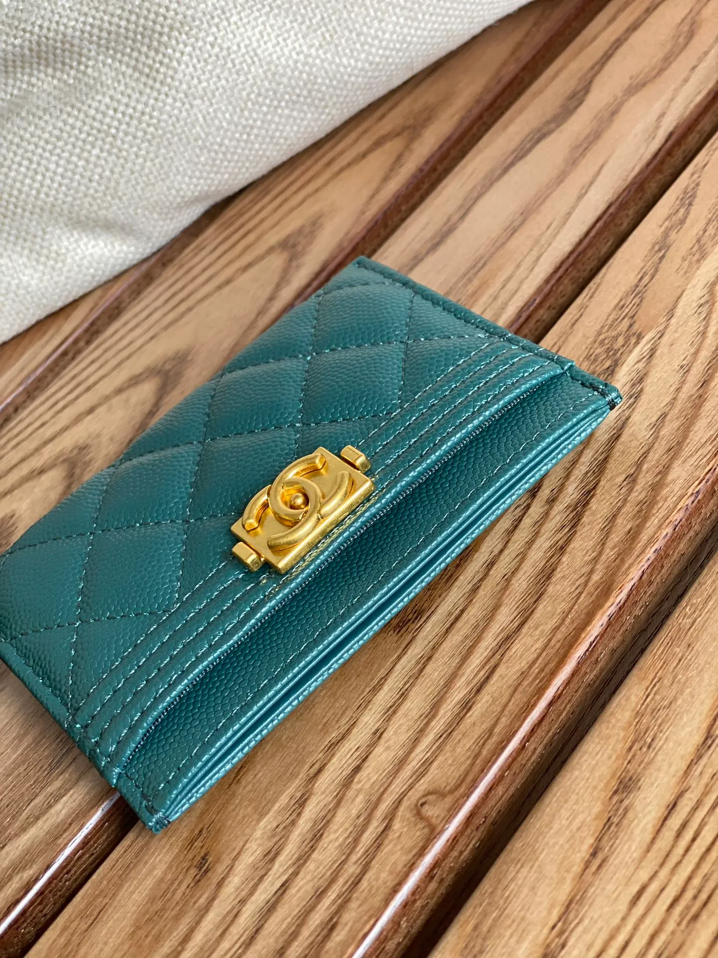 220💰CHANEL’s new leboy card holder has arrived! The imported rhombus pattern is very attractive! The retro gold buckle has an old-fashioned feel and is very fashionable and retro❤️This small card holder is very cost-effective, and you can also put some change in the three card slots👍Model number: 84431 Size: 11×7.5×1cm