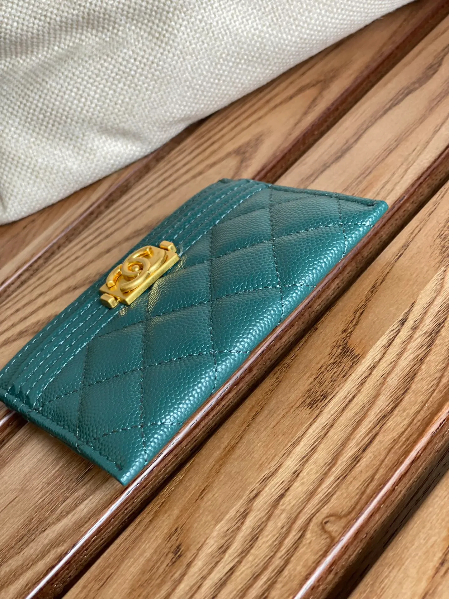 220💰CHANEL’s new leboy card holder has arrived! The imported rhombus pattern is very attractive! The retro gold buckle has an old-fashioned feel and is very fashionable and retro❤️This small card holder is very cost-effective, and you can also put some change in the three card slots👍Model number: 84431 Size: 11×7.5×1cm