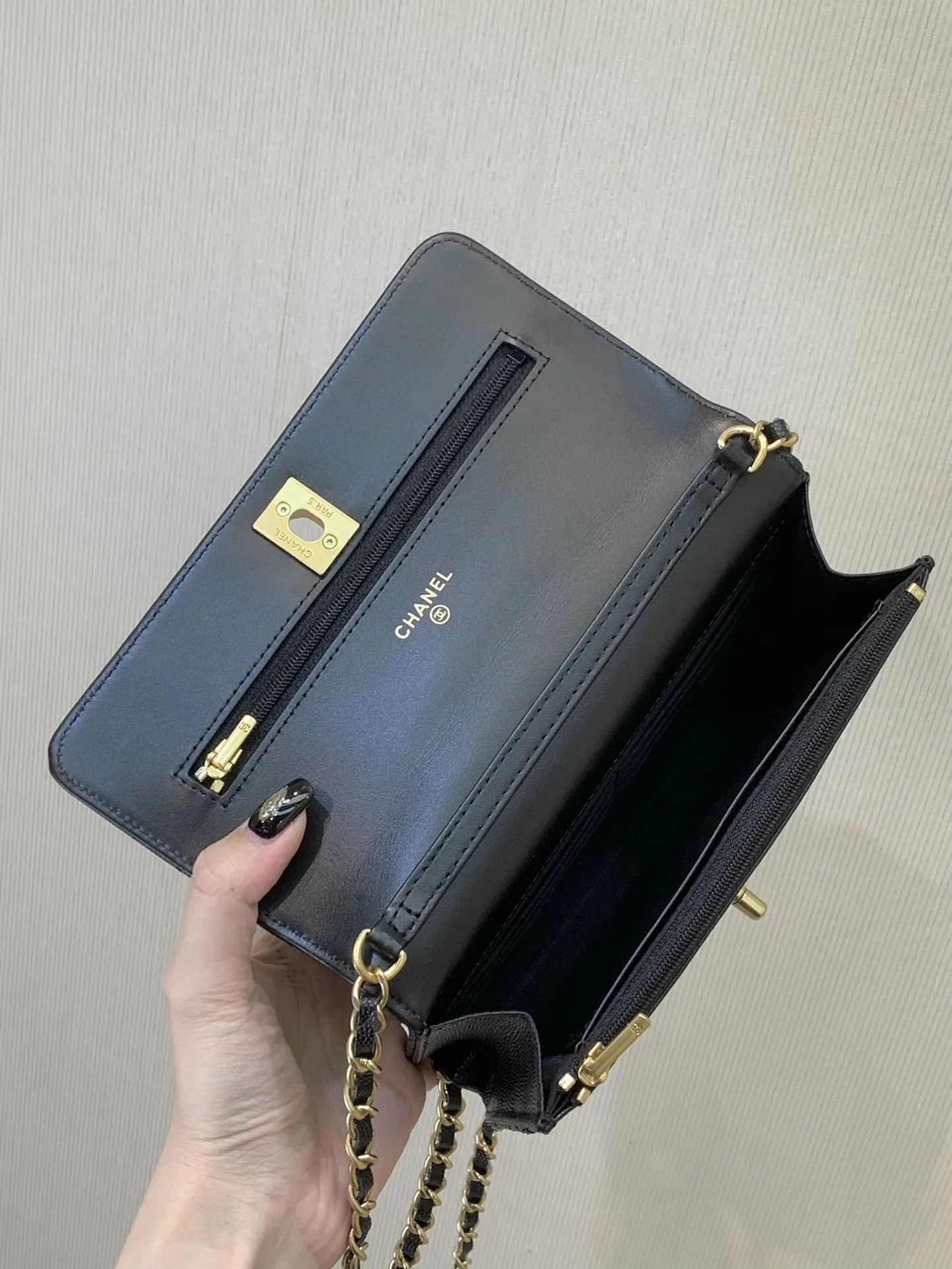 96020 has three compartments inside. The capacity is no problem for daily use. It is light and can meet the basic needs of daily going out~