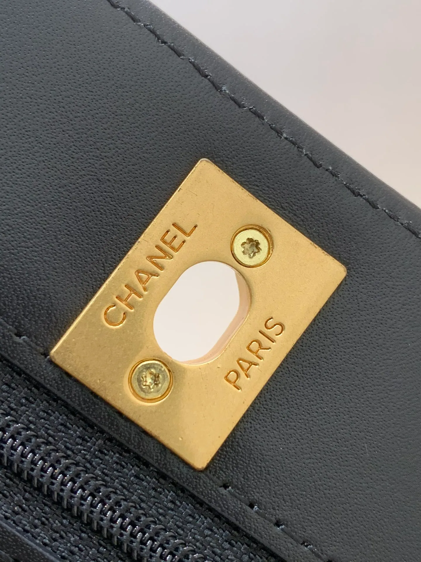 96020 has three compartments inside. The capacity is no problem for daily use. It is light and can meet the basic needs of daily going out~