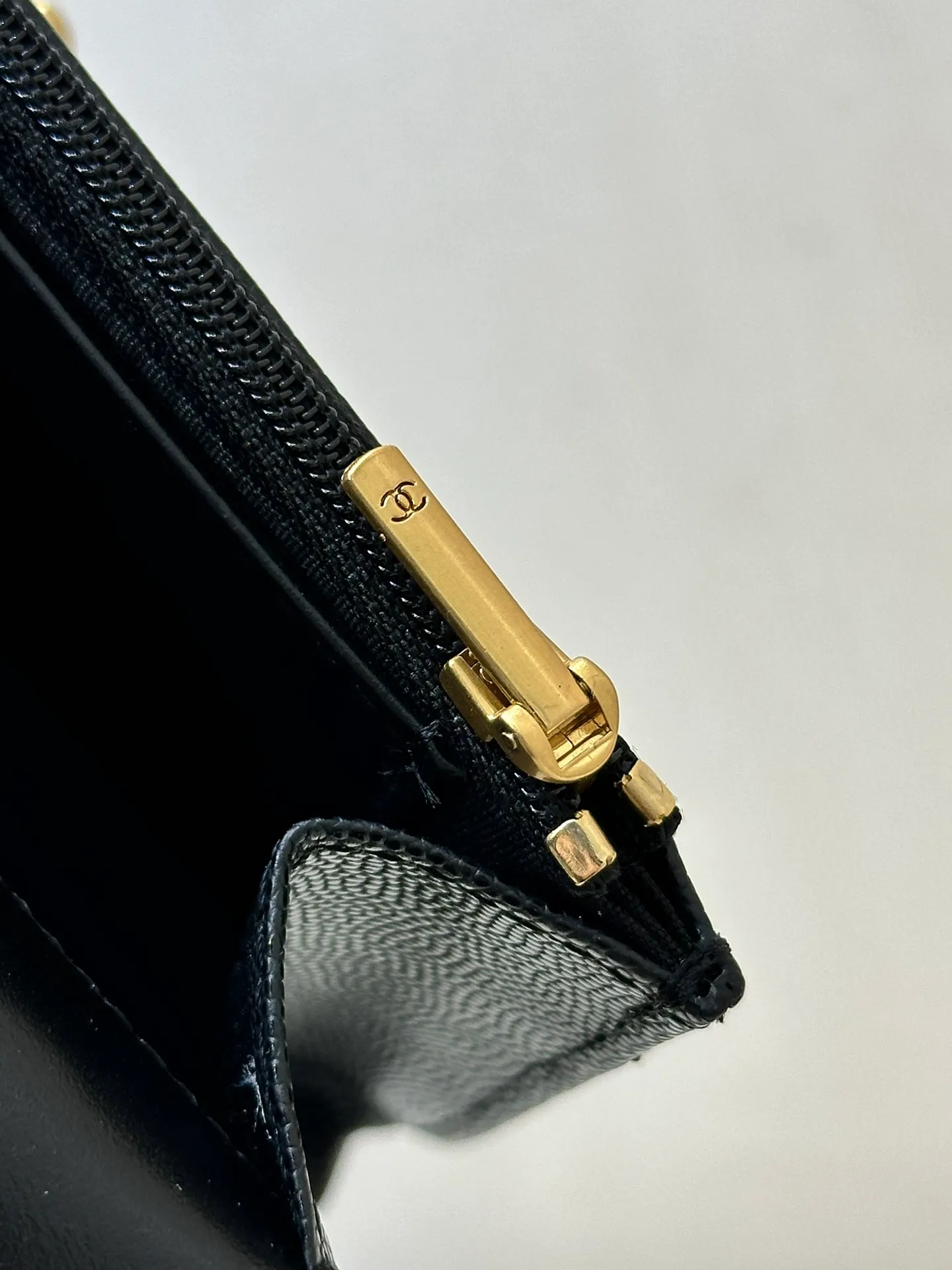 96020 has three compartments inside. The capacity is no problem for daily use. It is light and can meet the basic needs of daily going out~