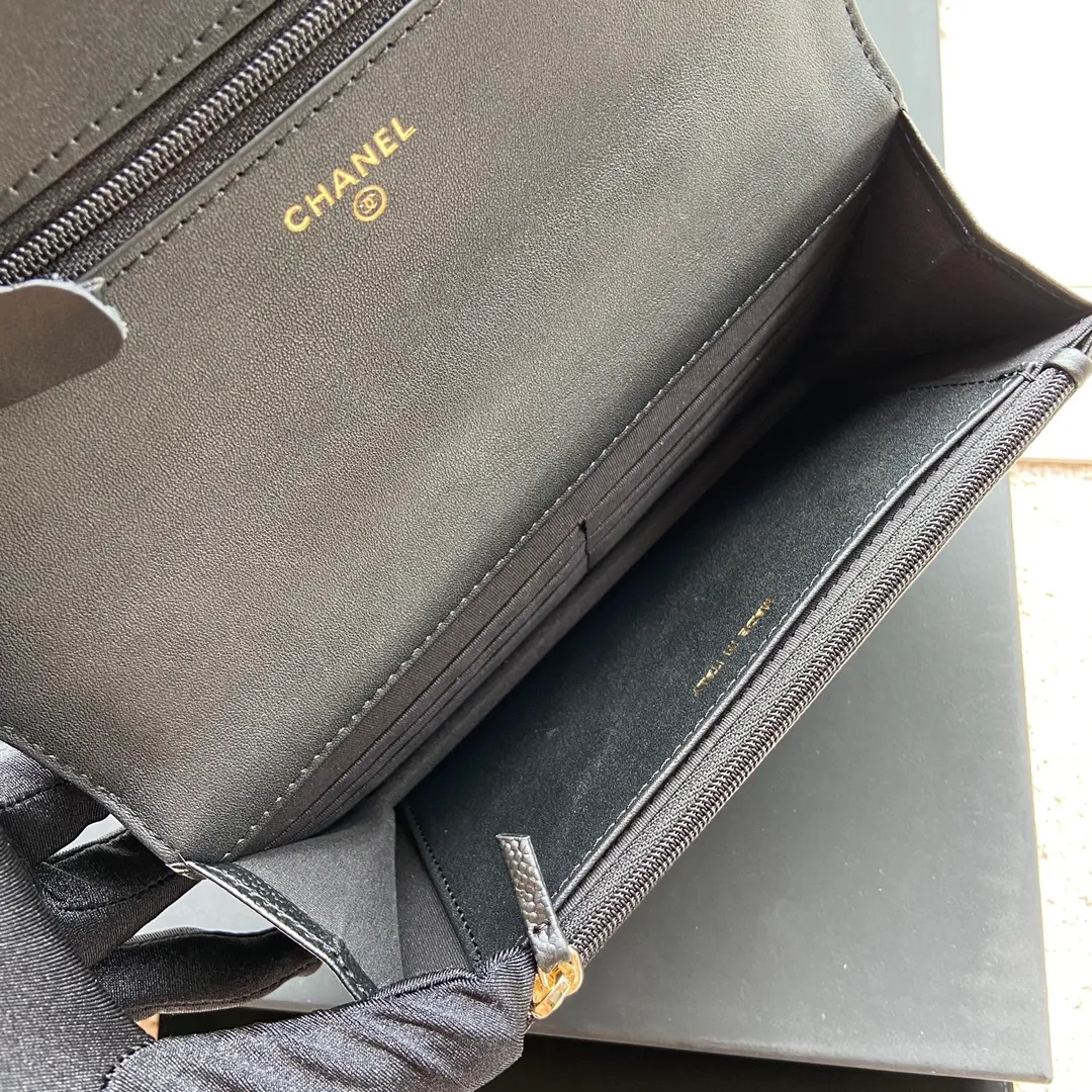 Xiaoxiang imported Italian grained calfskin Item number: AP5608 💰:920 Size: w20×h13×d3.5cm Color: black medium ball pattern gold steel mark