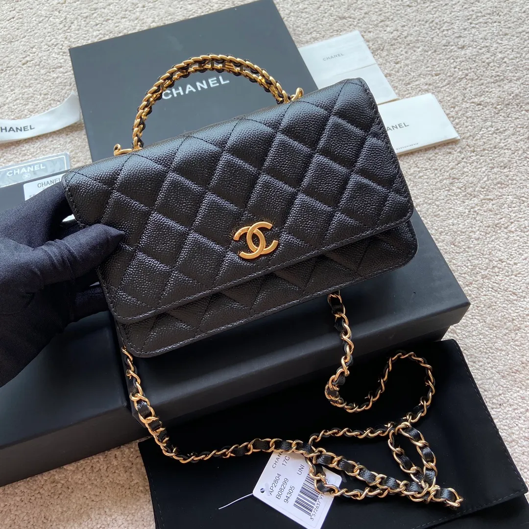 Xiaoxiang imported Italian grained calfskin Item number: AP5608 💰:920 Size: w20×h13×d3.5cm Color: black medium ball pattern gold steel mark