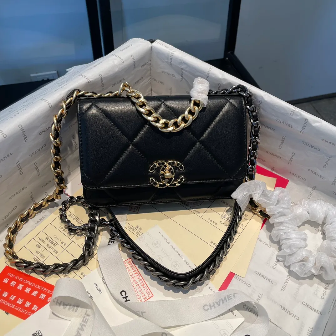 💰1000😊 Upgraded version💋🆕 Ohanel new color🆕The latest small satchel bag with button buckle WOC fortune bag. Compared with the old version of magnet buckle, the button version is more refined. The texture of goatskin is invincible. 😼The main 19 series bags this season are big diamonds with a strong retro style👝Every color is what everyone wants to buy🧸It is also co-created by karl and viard. The first series launched by the new artistic director will be a key recommendation of the brand from this year to next year, conveying the essence of the brand, super large diamond pattern, leather chain CC buckle, 3 different metals The multiple matching and wearing methods are also a key point that distinguishes this handbag from other classic styles. Different wearing methods express different fashion attitudes, play with the whole total look, and bring out the fashionable style and style. Comes with a full set of packaging. 3267🍃size: 19*12.5cm
