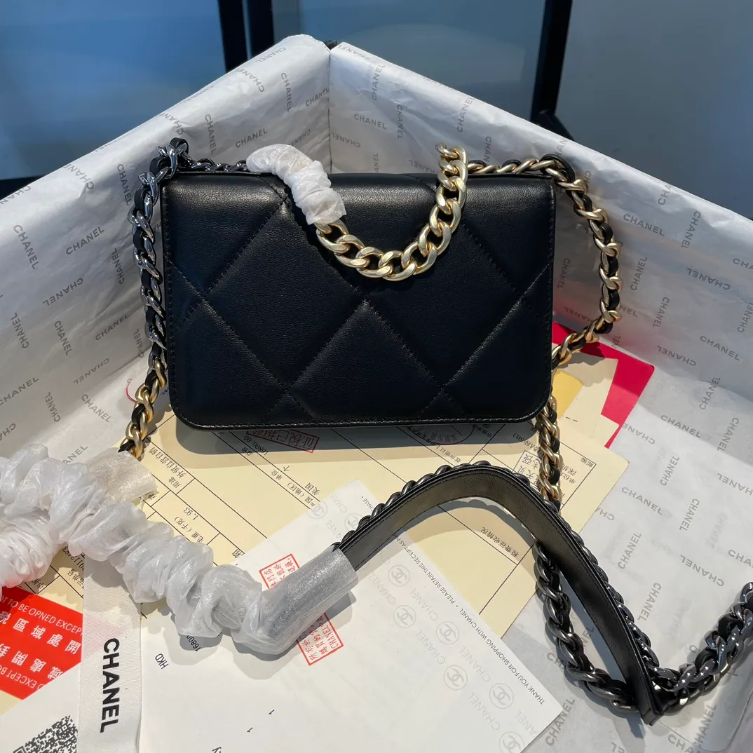 💰1000😊 Upgraded version💋🆕 Ohanel new color🆕The latest small satchel bag with button buckle WOC fortune bag. Compared with the old version of magnet buckle, the button version is more refined. The texture of goatskin is invincible. 😼The main 19 series bags this season are big diamonds with a strong retro style👝Every color is what everyone wants to buy🧸It is also co-created by karl and viard. The first series launched by the new artistic director will be a key recommendation of the brand from this year to next year, conveying the essence of the brand, super large diamond pattern, leather chain CC buckle, 3 different metals The multiple matching and wearing methods are also a key point that distinguishes this handbag from other classic styles. Different wearing methods express different fashion attitudes, play with the whole total look, and bring out the fashionable style and style. Comes with a full set of packaging. 3267🍃size: 19*12.5cm