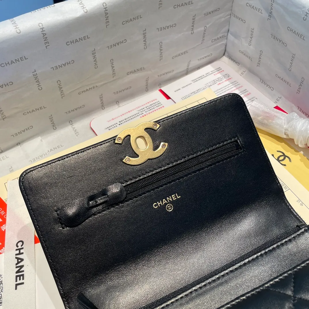 💰1000😊 Upgraded version💋🆕 Ohanel new color🆕The latest small satchel bag with button buckle WOC fortune bag. Compared with the old version of magnet buckle, the button version is more refined. The texture of goatskin is invincible. 😼The main 19 series bags this season are big diamonds with a strong retro style👝Every color is what everyone wants to buy🧸It is also co-created by karl and viard. The first series launched by the new artistic director will be a key recommendation of the brand from this year to next year, conveying the essence of the brand, super large diamond pattern, leather chain CC buckle, 3 different metals The multiple matching and wearing methods are also a key point that distinguishes this handbag from other classic styles. Different wearing methods express different fashion attitudes, play with the whole total look, and bring out the fashionable style and style. Comes with a full set of packaging. 3267🍃size: 19*12.5cm