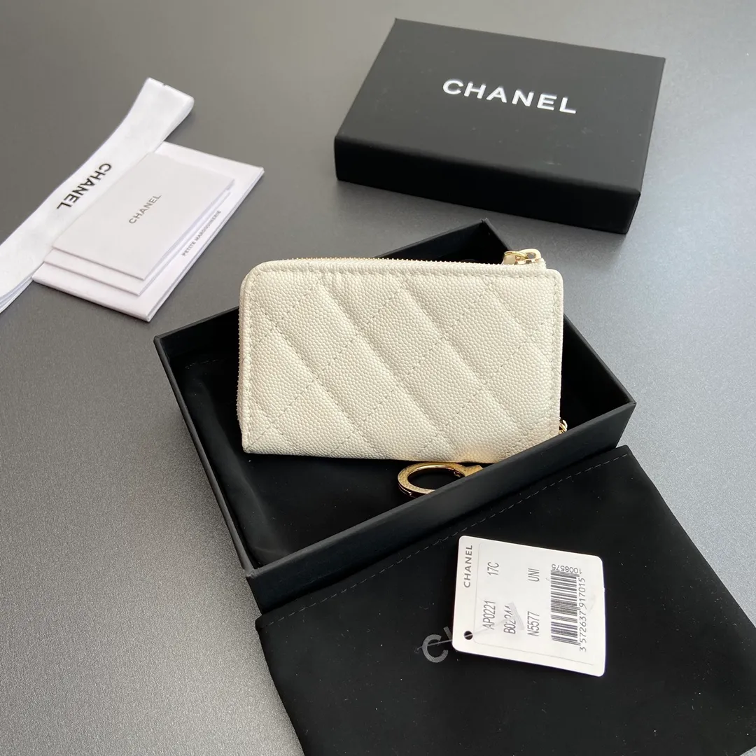 [Special grade hardware original leather] 💰320 Xiaoxiang small zipper bag card holder series Hook chain quilted card holder with iconic metal logo Gold tone metal hardware, special Italian imported leather 1 card slot wallet bag, 1 hook chain Number: 0221 White fine ball light gold Size: w11.5×h7.5×1.5cm